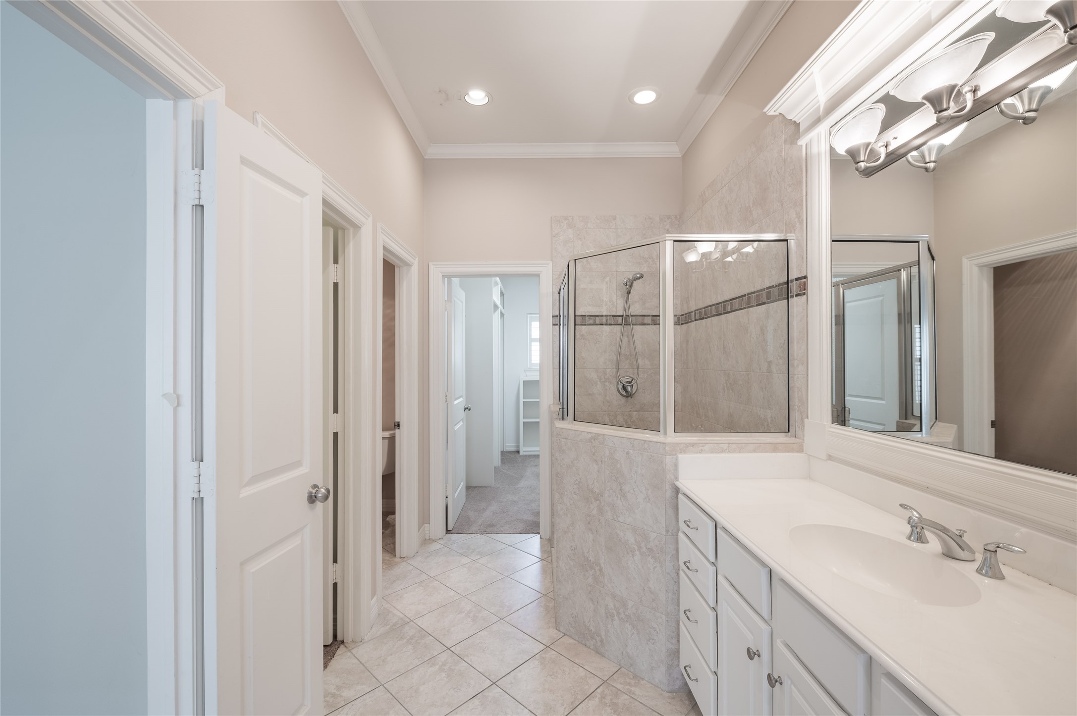 Primary Bath - If you have additional questions regarding 1423 Bremond Street  in Houston or would like to tour the property with us call 800-660-1022 and reference MLS# 54832625.