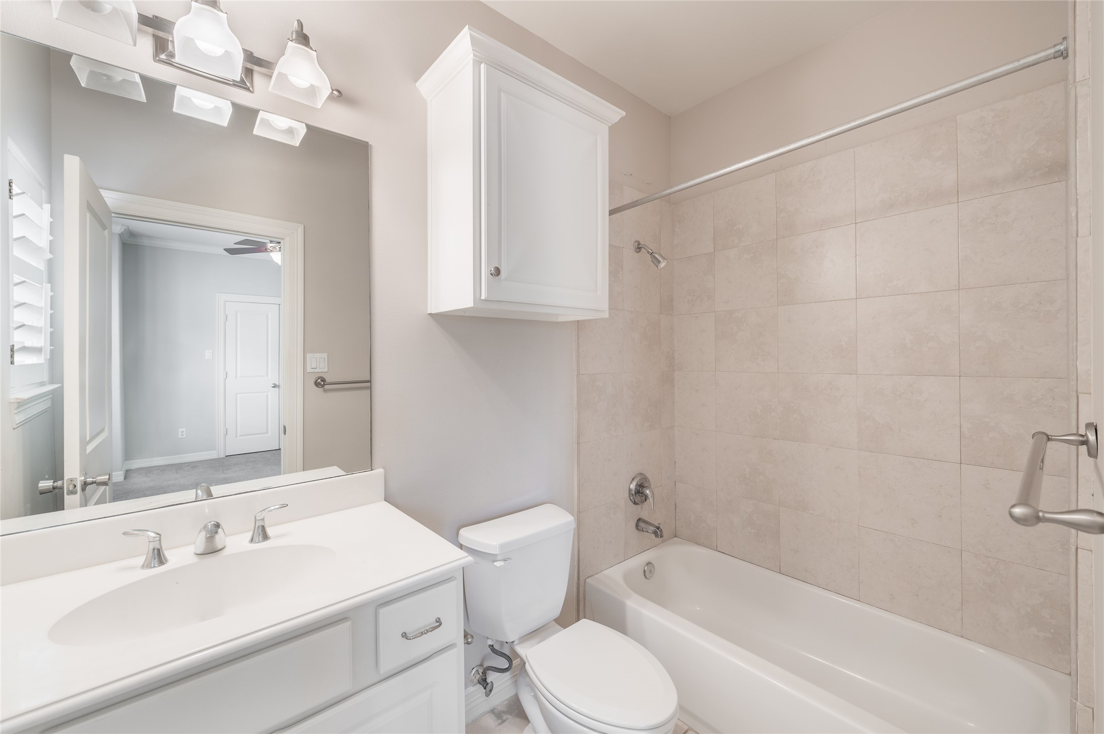Secondary Bath - If you have additional questions regarding 1423 Bremond Street  in Houston or would like to tour the property with us call 800-660-1022 and reference MLS# 54832625.