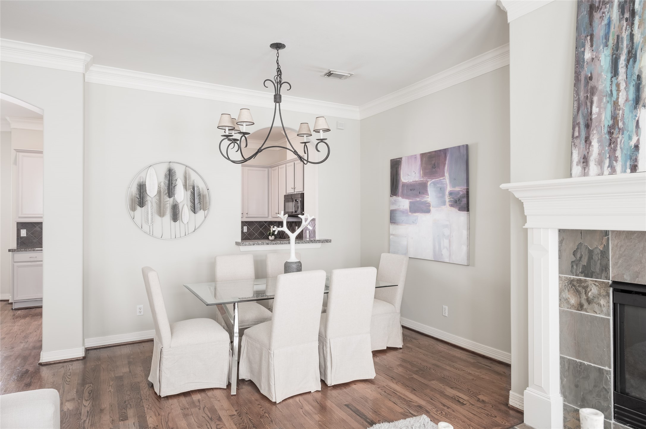 Formal Dining - If you have additional questions regarding 1423 Bremond Street  in Houston or would like to tour the property with us call 800-660-1022 and reference MLS# 54832625.