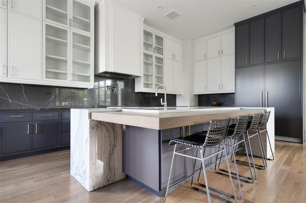 The standout feature in this open kitchen is the oversized geometric quartzite island which offers additional workspace and an oak breakfast bar with seating for 6. - If you have additional questions regarding 2514 Avalon Place  in Houston or would like to tour the property with us call 800-660-1022 and reference MLS# 13685198.