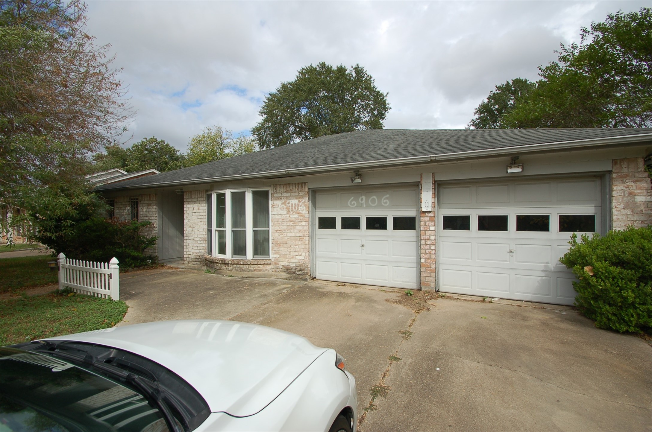 If you have additional questions regarding 6906 Deer Ridge Lane  in Houston or would like to tour the property with us call 800-660-1022 and reference MLS# 40727811.