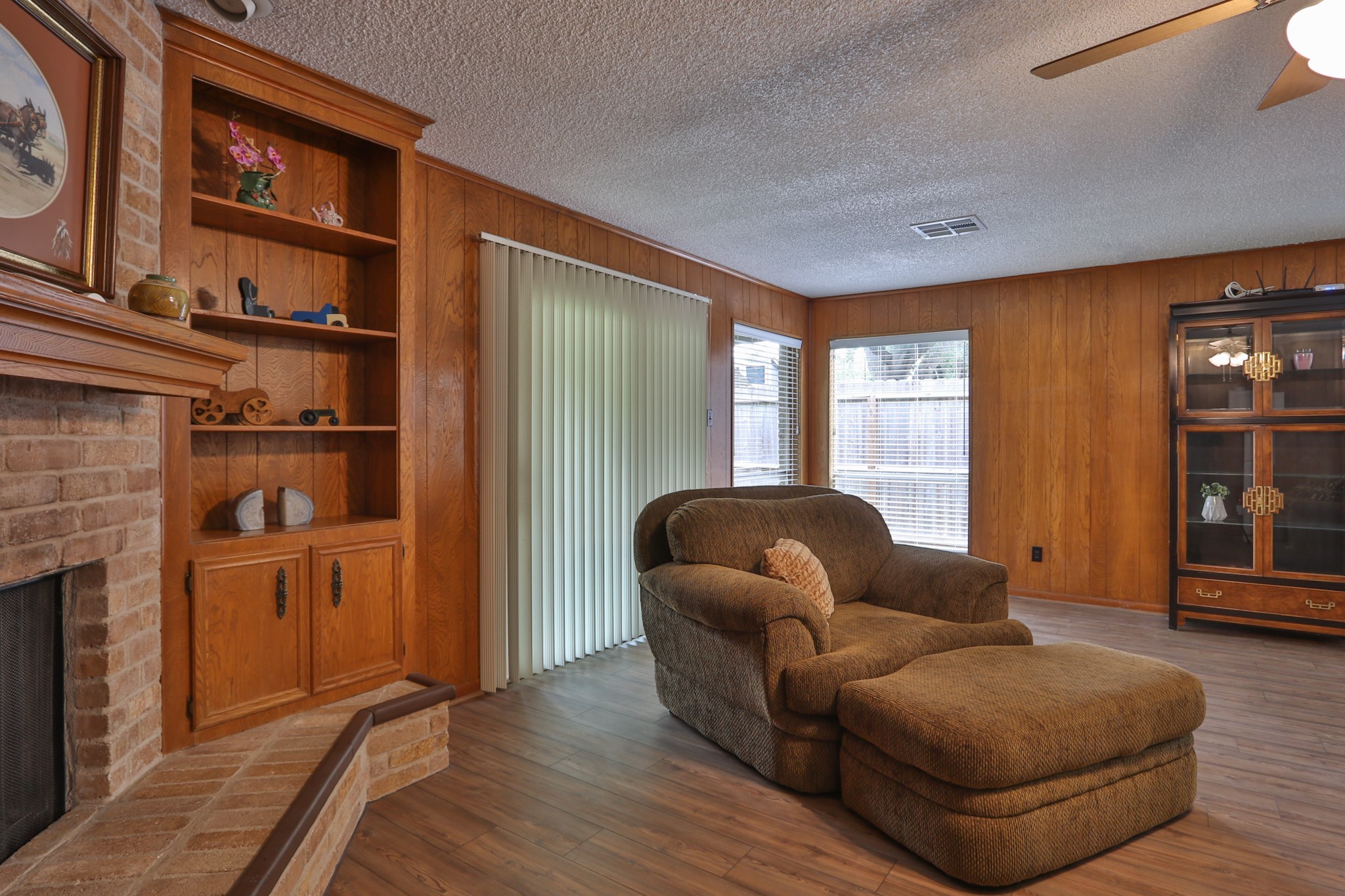 Living Room - If you have additional questions regarding 15907 Cavendish Drive  in Houston or would like to tour the property with us call 800-660-1022 and reference MLS# 57134313.