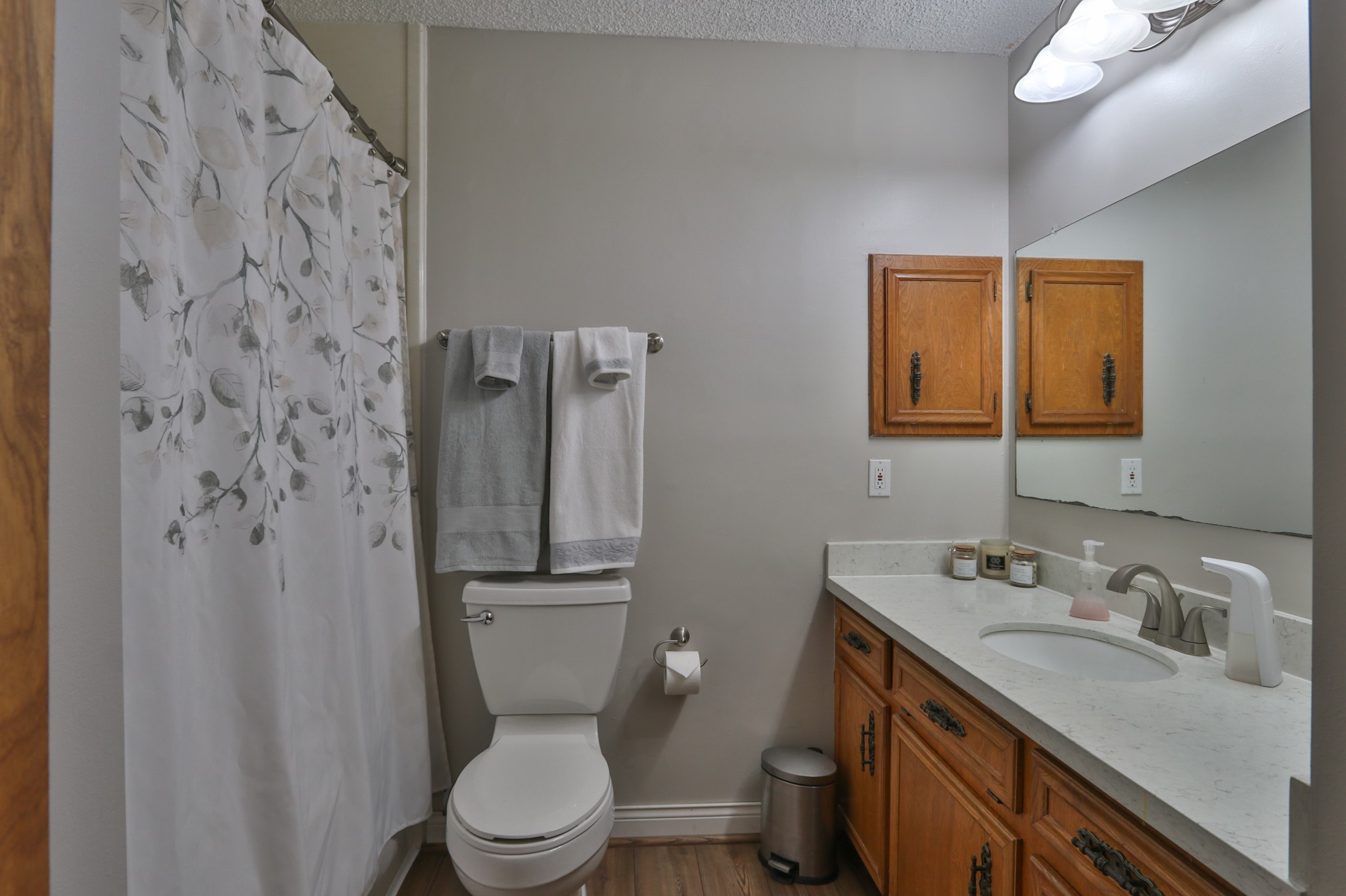 Full Bath - Tub/Shower - If you have additional questions regarding 15907 Cavendish Drive  in Houston or would like to tour the property with us call 800-660-1022 and reference MLS# 57134313.