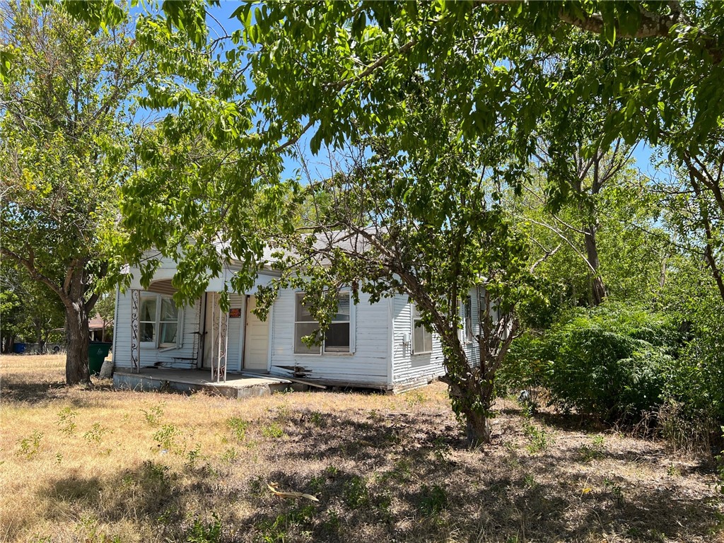 Home is considered a tear down. - If you have additional questions regarding 707 S Main Street  in Taylor or would like to tour the property with us call 800-660-1022 and reference MLS# 8013737.
