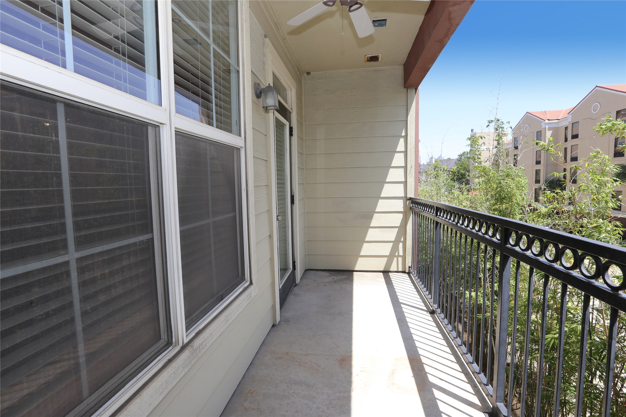 Spacious open frame porch serves as the perfect place to relax. - If you have additional questions regarding 1711 Old Spanish Trail  in Houston or would like to tour the property with us call 800-660-1022 and reference MLS# 55889755.