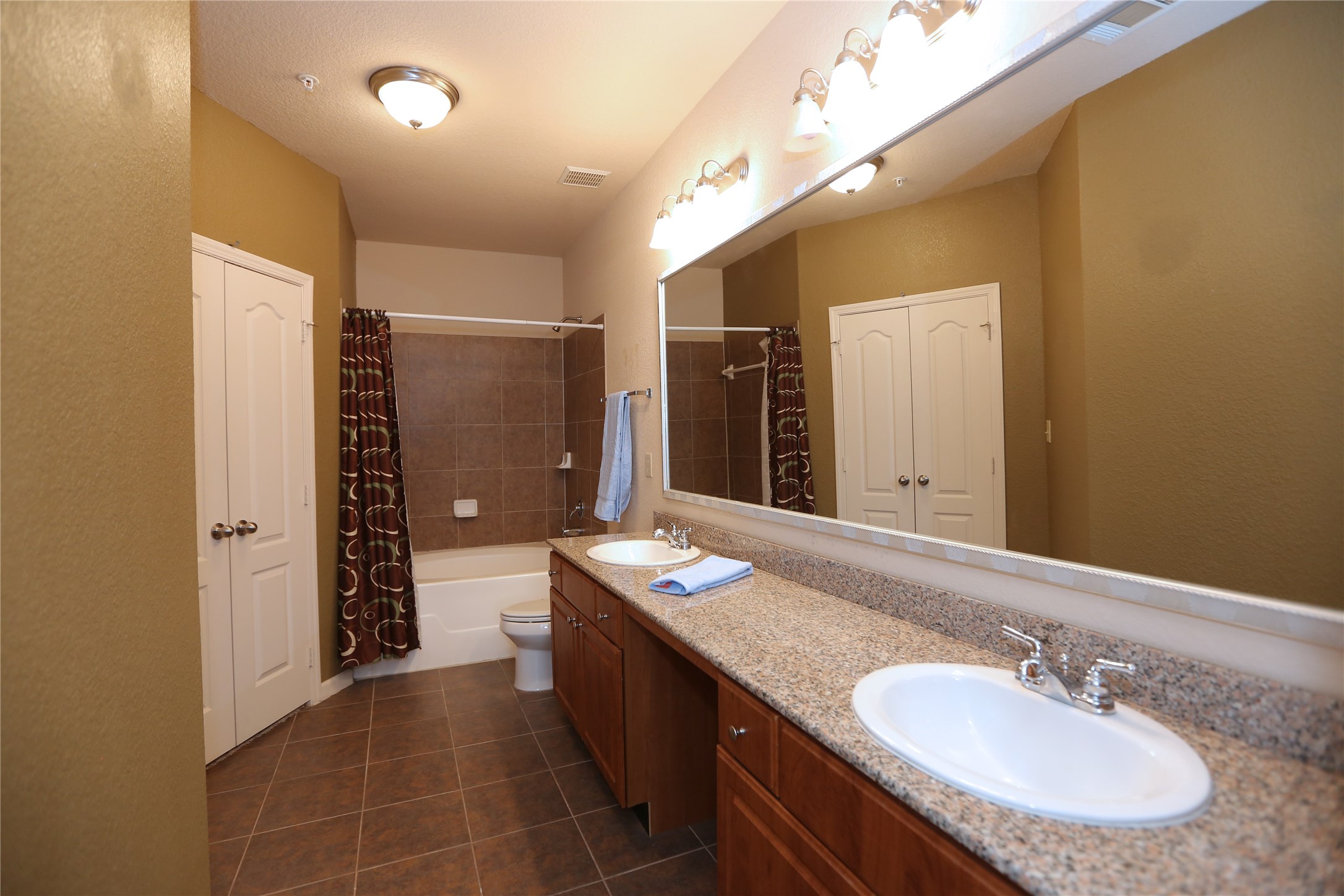 Beautiful and spacious master bathroom features two sinks, vanity station, tons of counter space, and a linen closet area. Large tub/shower combination. To the left of the frame there is a master walk-in closet with plenty of additional space. - If you have additional questions regarding 1711 Old Spanish Trail  in Houston or would like to tour the property with us call 800-660-1022 and reference MLS# 55889755.