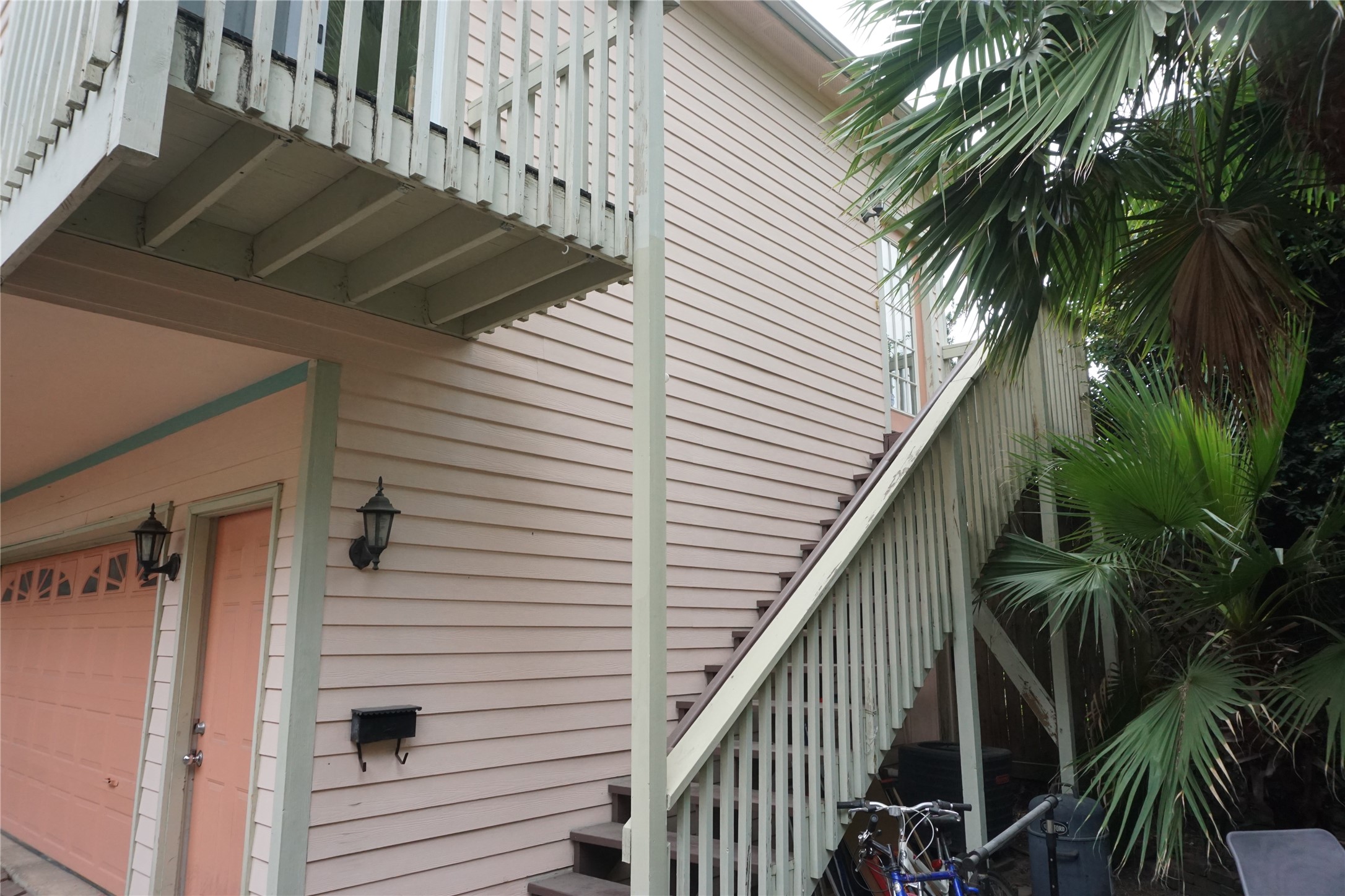 Garage Unit - If you have additional questions regarding 2612 Crocker Street  in Houston or would like to tour the property with us call 800-660-1022 and reference MLS# 80122077.