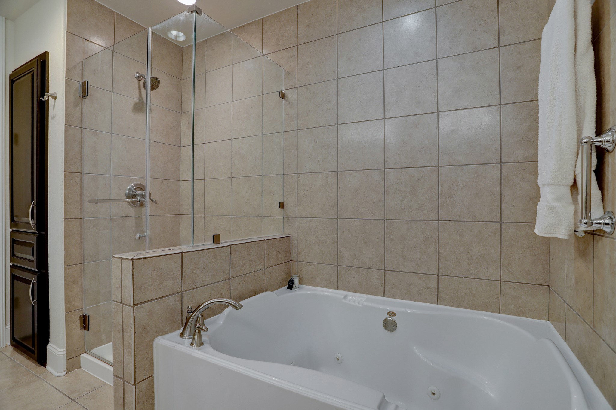 A double vanity and plenty of counter space in this well-appointed bathroom. - If you have additional questions regarding 2120 Kipling Street  in Houston or would like to tour the property with us call 800-660-1022 and reference MLS# 20665105.