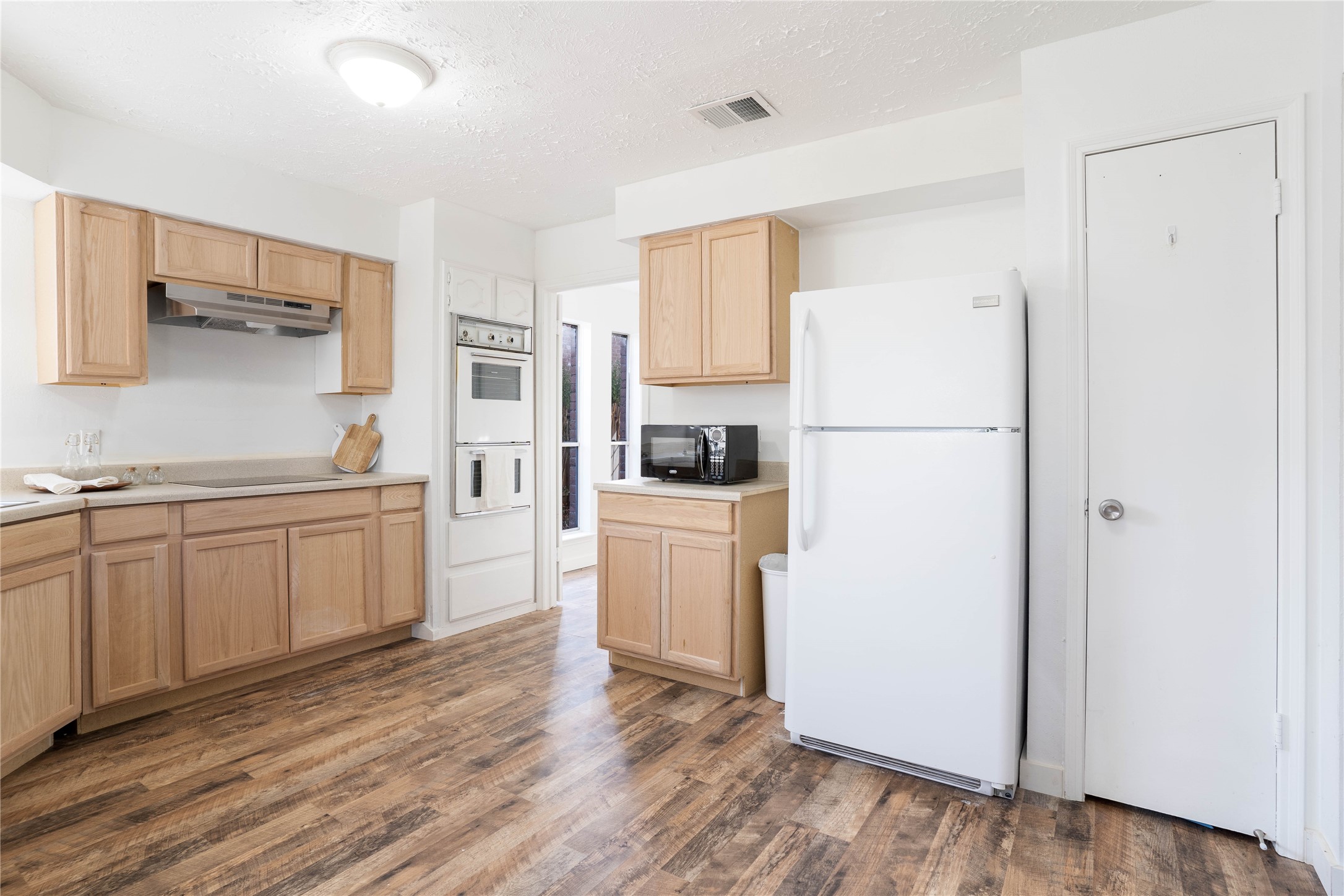 Very bright and spacious kitchen leads into formal dining room. - If you have additional questions regarding 10218 Golden Sunshine Drive  in Houston or would like to tour the property with us call 800-660-1022 and reference MLS# 5796126.