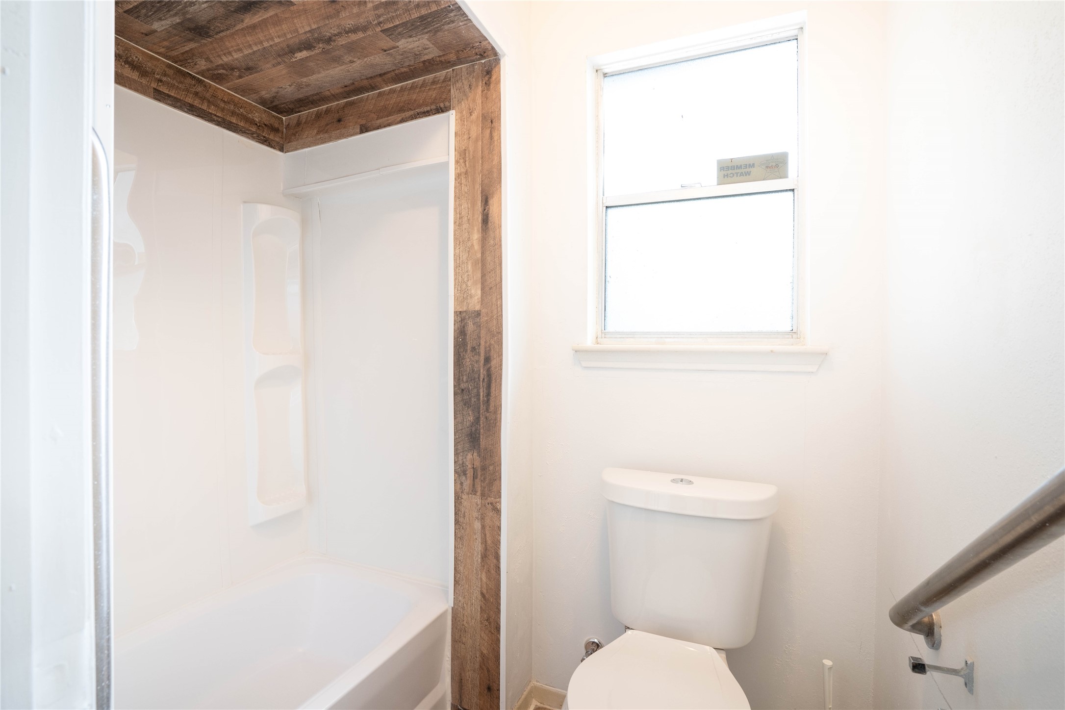 Primary bathroom with tub/shower combo. - If you have additional questions regarding 10218 Golden Sunshine Drive  in Houston or would like to tour the property with us call 800-660-1022 and reference MLS# 5796126.