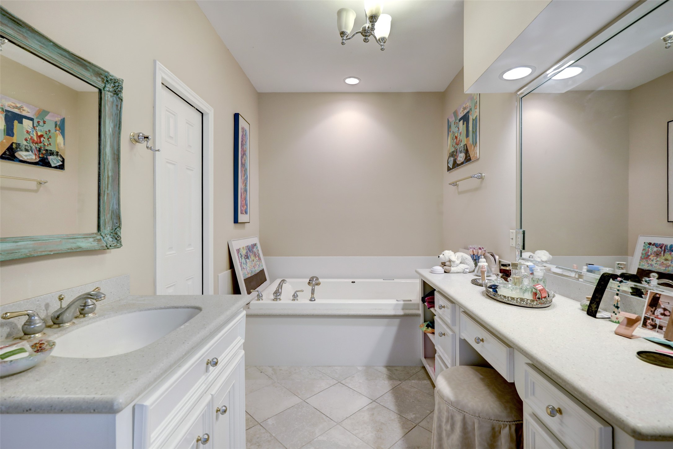 Second bath in the primary bedroom has a jetted tub and spacious closet. - If you have additional questions regarding 2918 Mid Lane  in Houston or would like to tour the property with us call 800-660-1022 and reference MLS# 60339156.