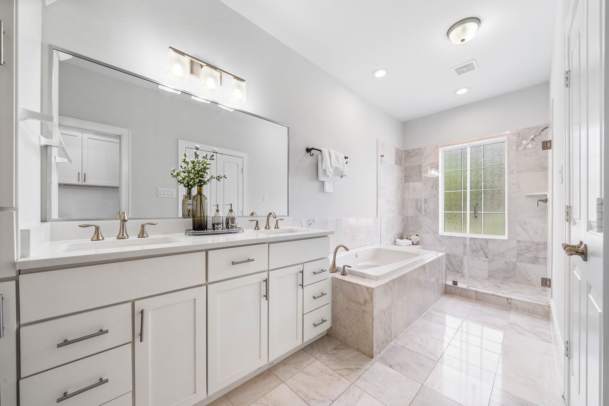 Walk-in master's bathroom with double vanity, bath tub with separate shower and a huge window for natural light. - If you have additional questions regarding 2433 Dorrington Street  in Houston or would like to tour the property with us call 800-660-1022 and reference MLS# 30508451.