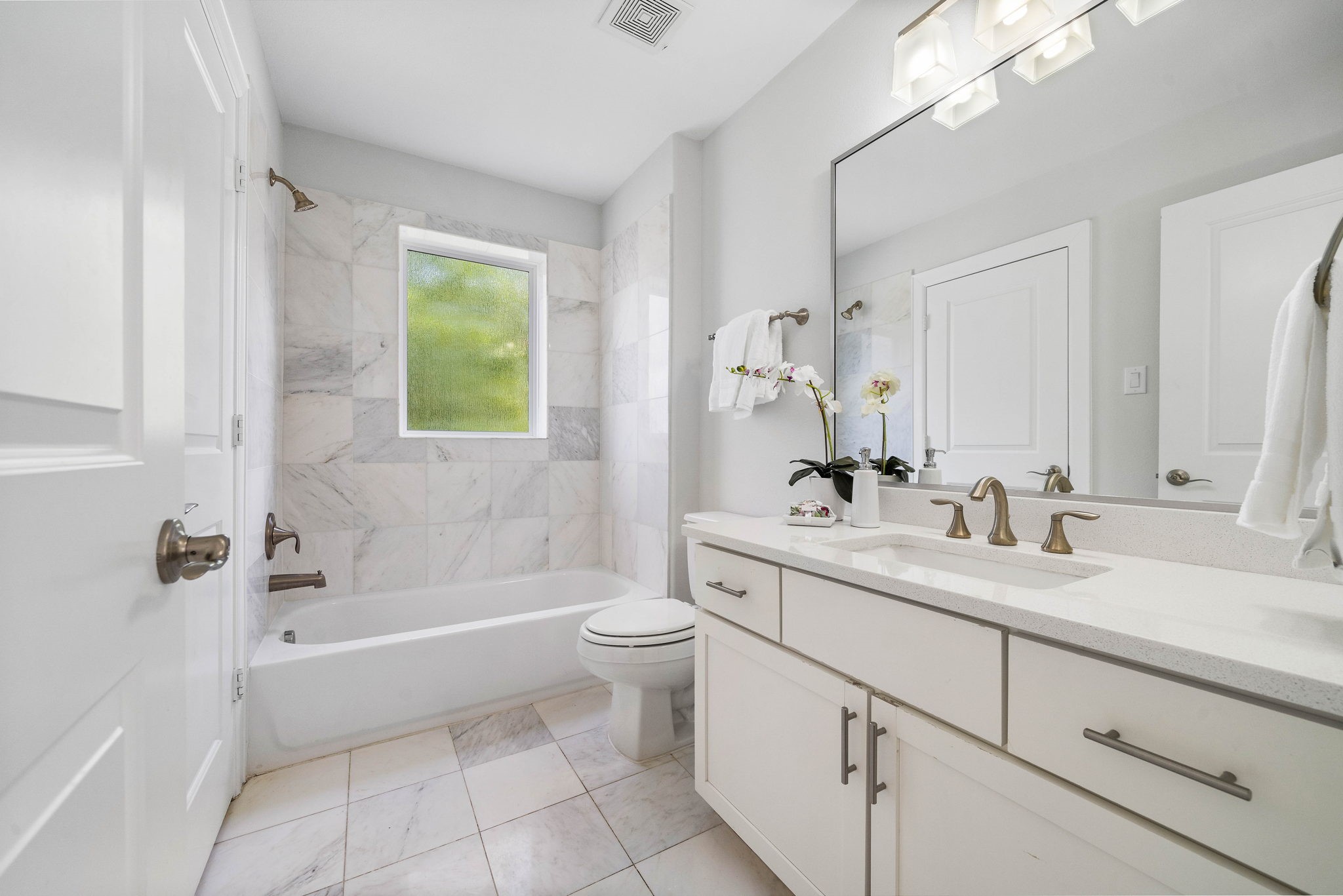 walk-in bathroom with a bath tub/shower combo. - If you have additional questions regarding 2433 Dorrington Street  in Houston or would like to tour the property with us call 800-660-1022 and reference MLS# 30508451.