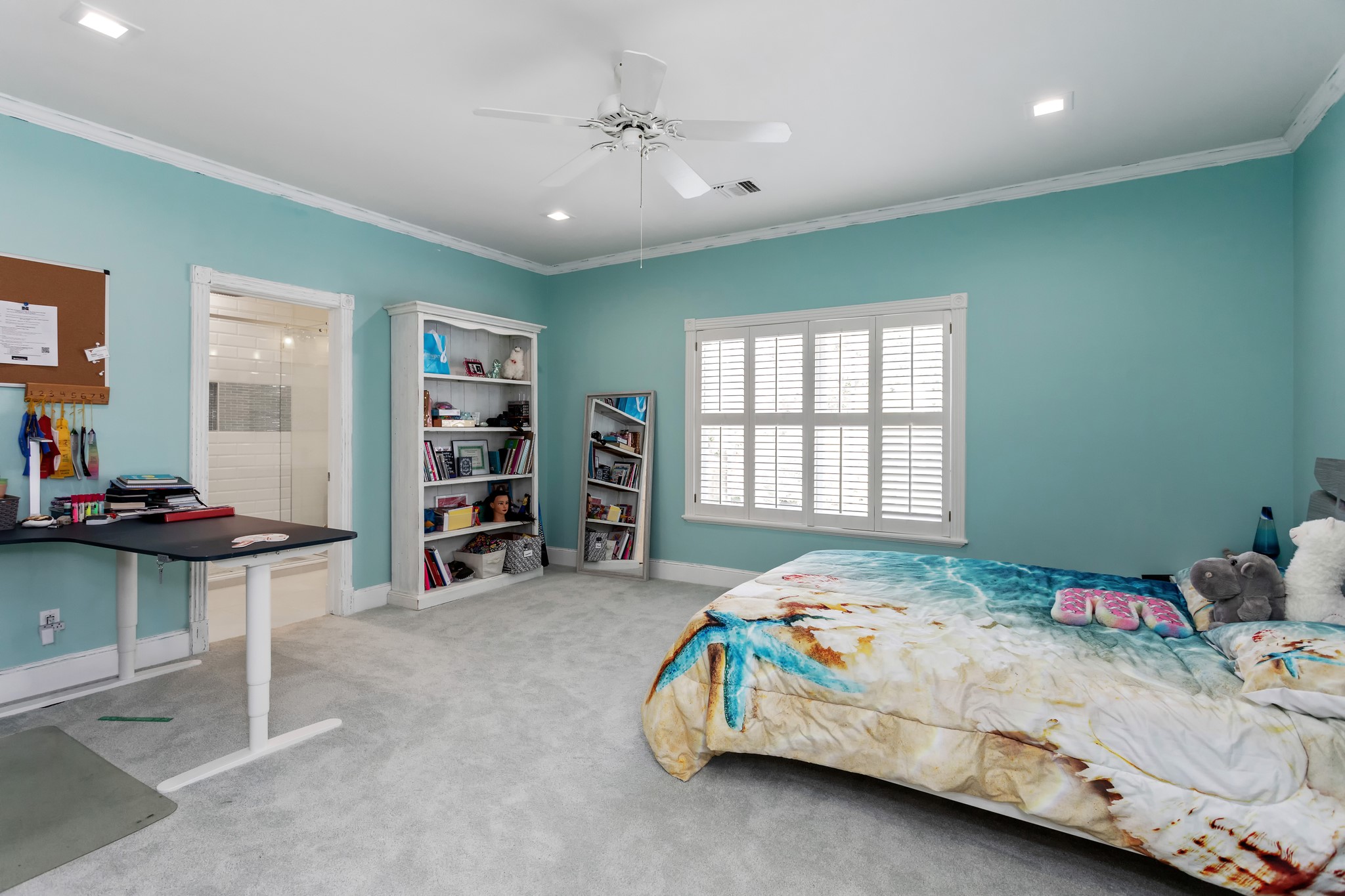 Secondary room on second floor with ensuite bathroom. - If you have additional questions regarding 621 Piney Point Road  in Houston or would like to tour the property with us call 800-660-1022 and reference MLS# 94401037.