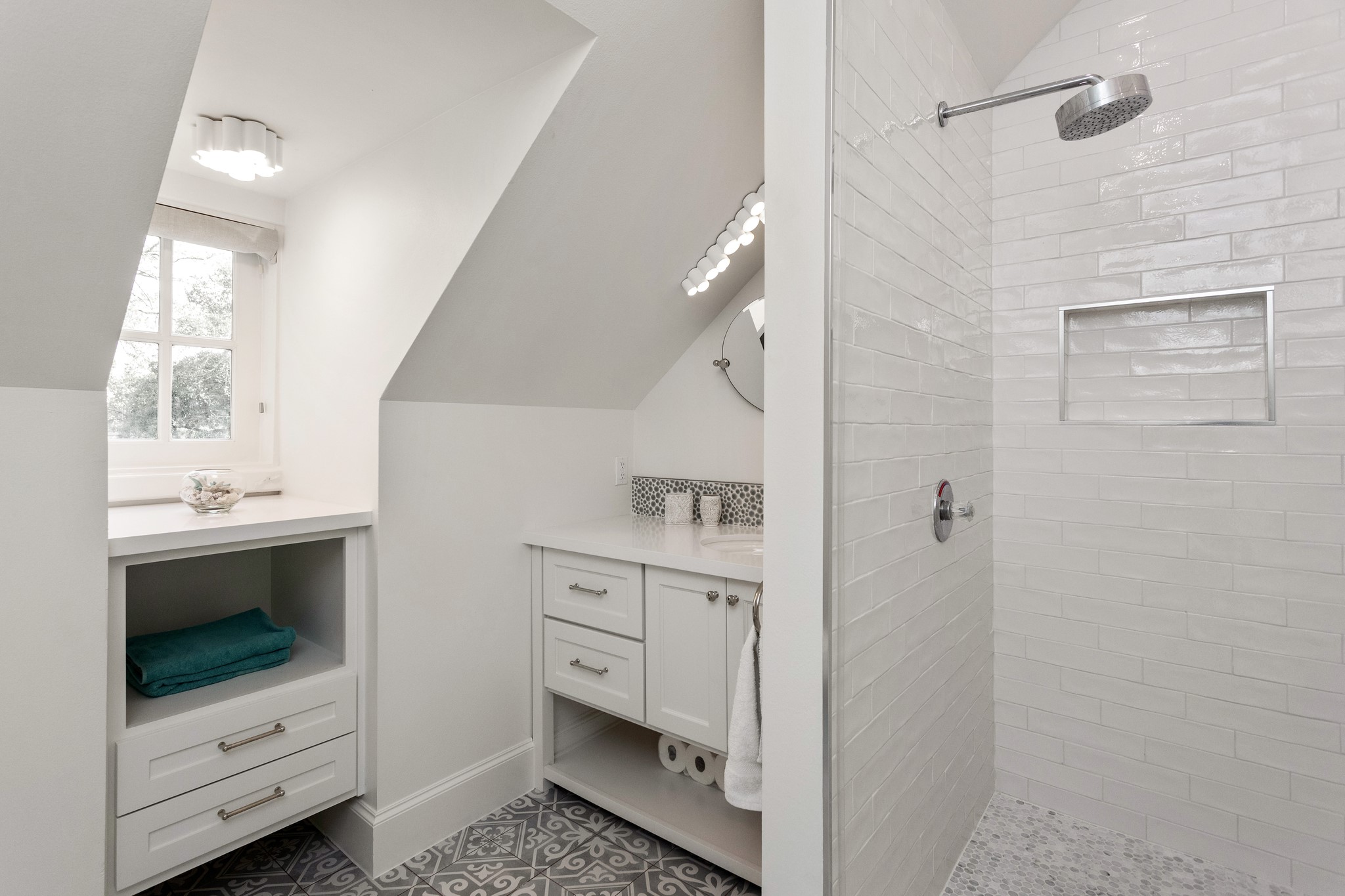 Ensuite bathroom with guest bedroom. - If you have additional questions regarding 621 Piney Point Road  in Houston or would like to tour the property with us call 800-660-1022 and reference MLS# 94401037.