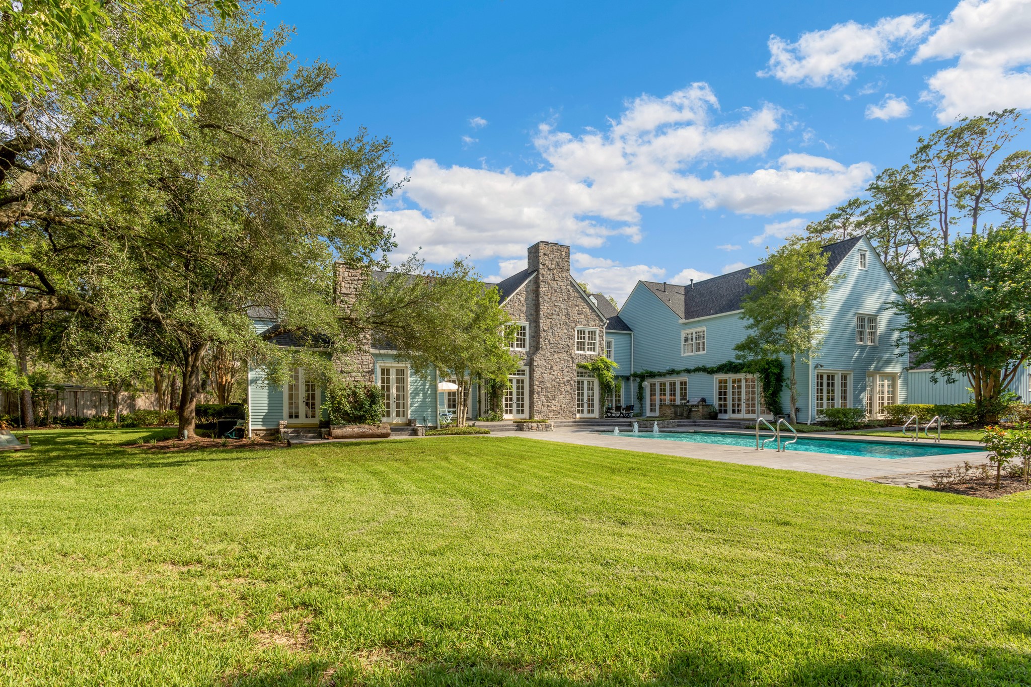 Enormous backyard perfect for hosting large or small parties. - If you have additional questions regarding 621 Piney Point Road  in Houston or would like to tour the property with us call 800-660-1022 and reference MLS# 94401037.