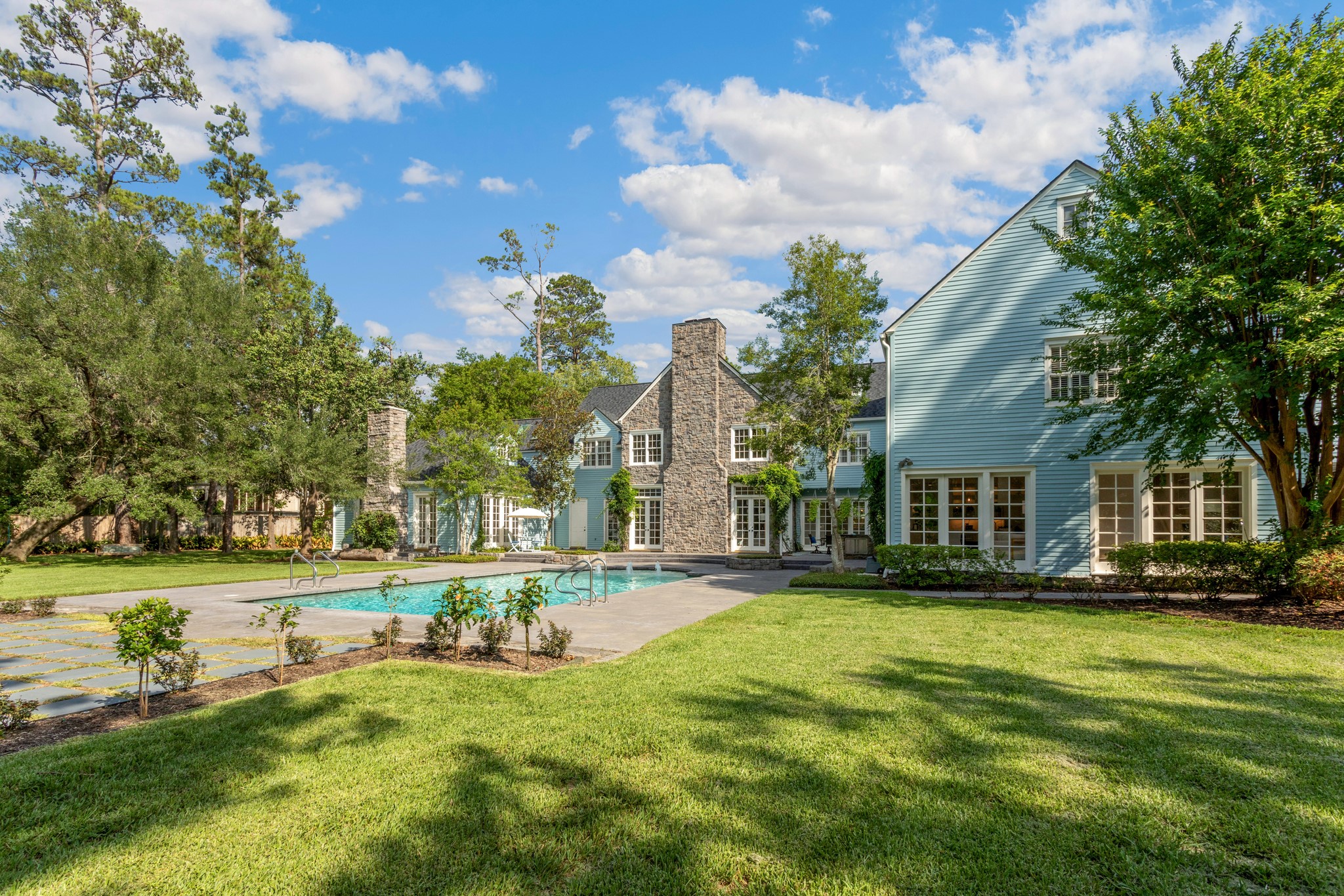 Enormous backyard perfect for hosting large or small parties. - If you have additional questions regarding 621 Piney Point Road  in Houston or would like to tour the property with us call 800-660-1022 and reference MLS# 94401037.