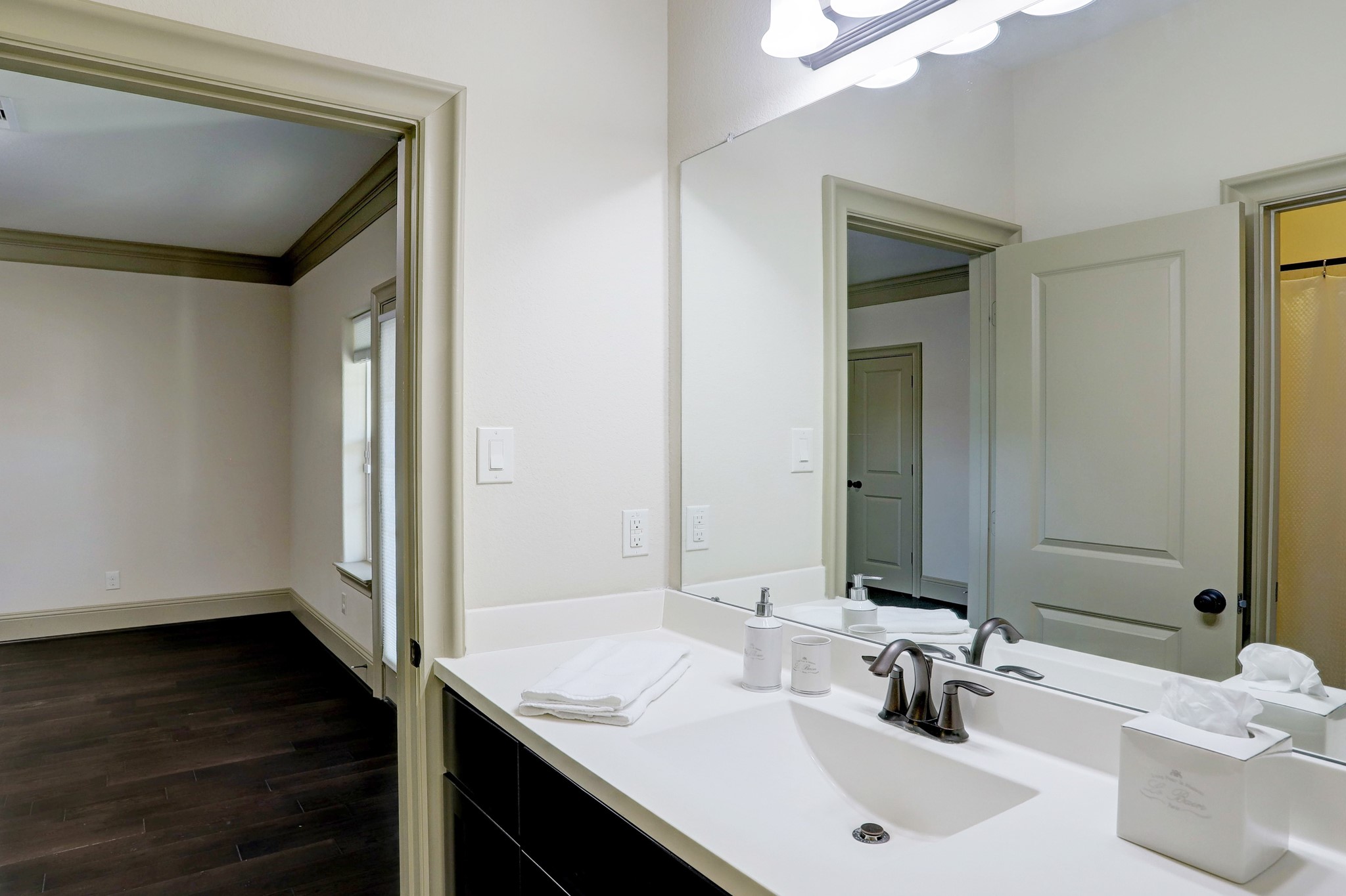 Ensuite bath for this bedroom. - If you have additional questions regarding 3215 Blue Bonnet Boulevard  in Houston or would like to tour the property with us call 800-660-1022 and reference MLS# 37693269.