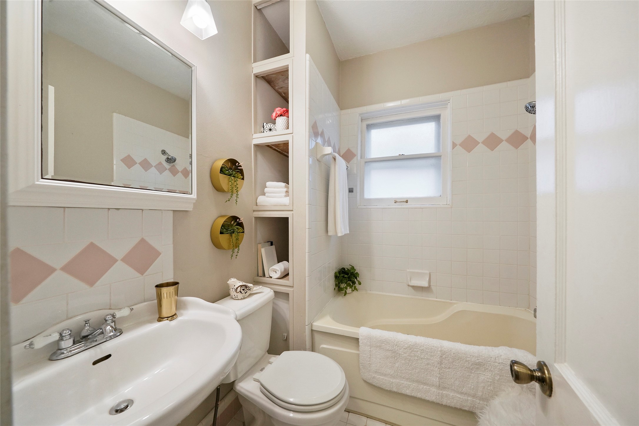 Bathroom located between bedrooms has storage, tub and shower combo. - If you have additional questions regarding 1118 Peddie Street  in Houston or would like to tour the property with us call 800-660-1022 and reference MLS# 17025170.