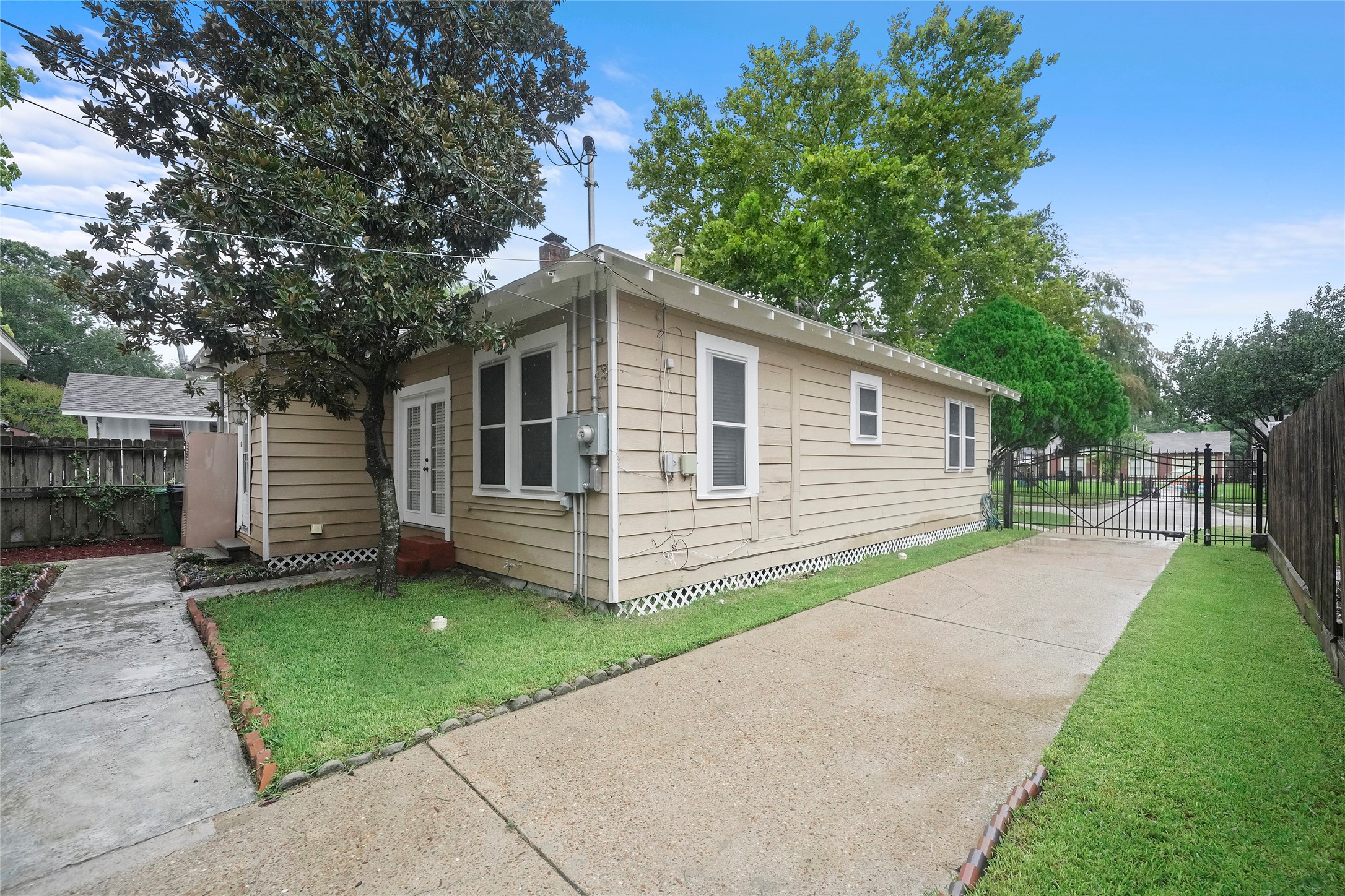 View of back of home. - If you have additional questions regarding 1118 Peddie Street  in Houston or would like to tour the property with us call 800-660-1022 and reference MLS# 17025170.