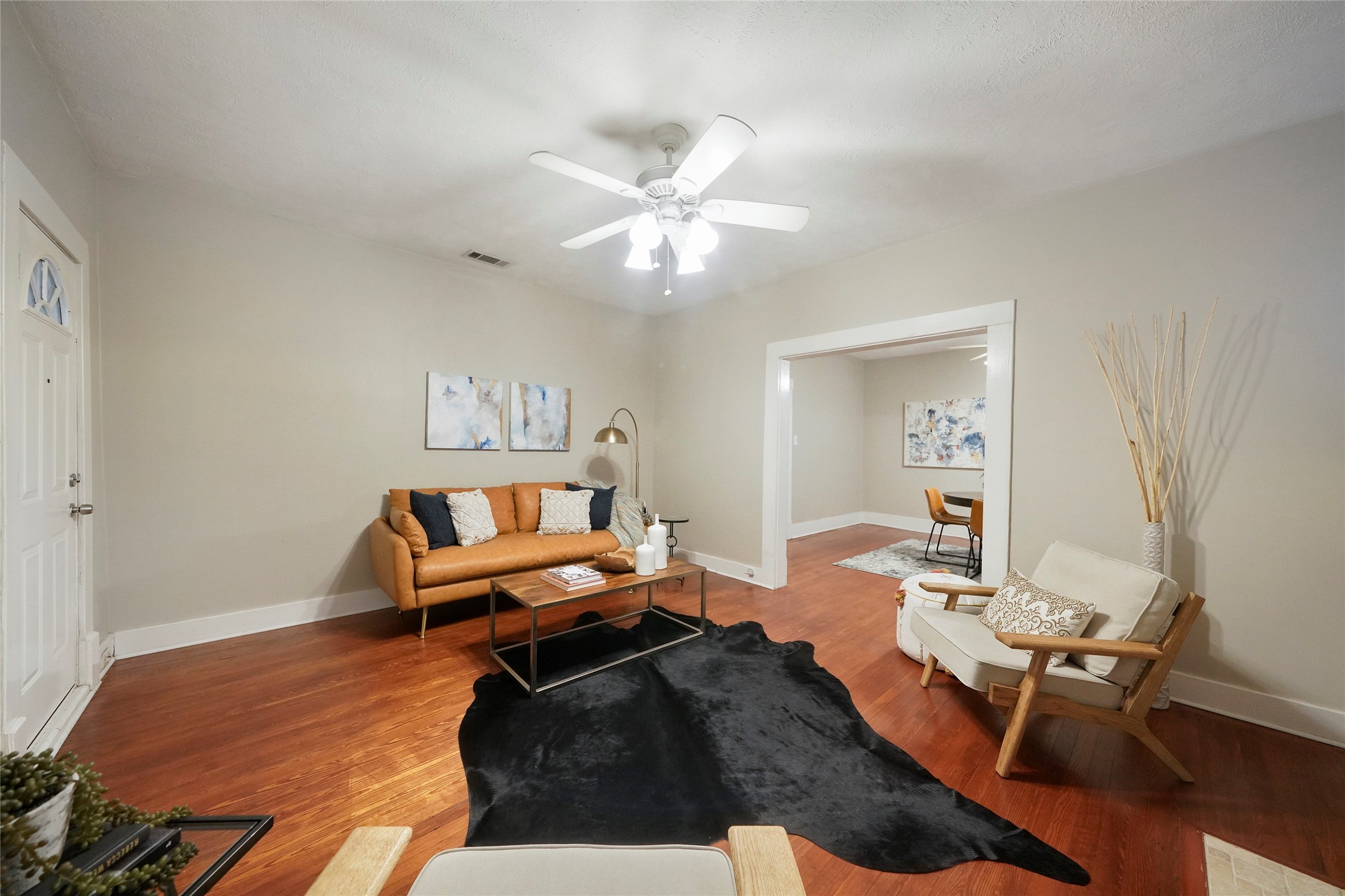 Living room - If you have additional questions regarding 1118 Peddie Street  in Houston or would like to tour the property with us call 800-660-1022 and reference MLS# 17025170.