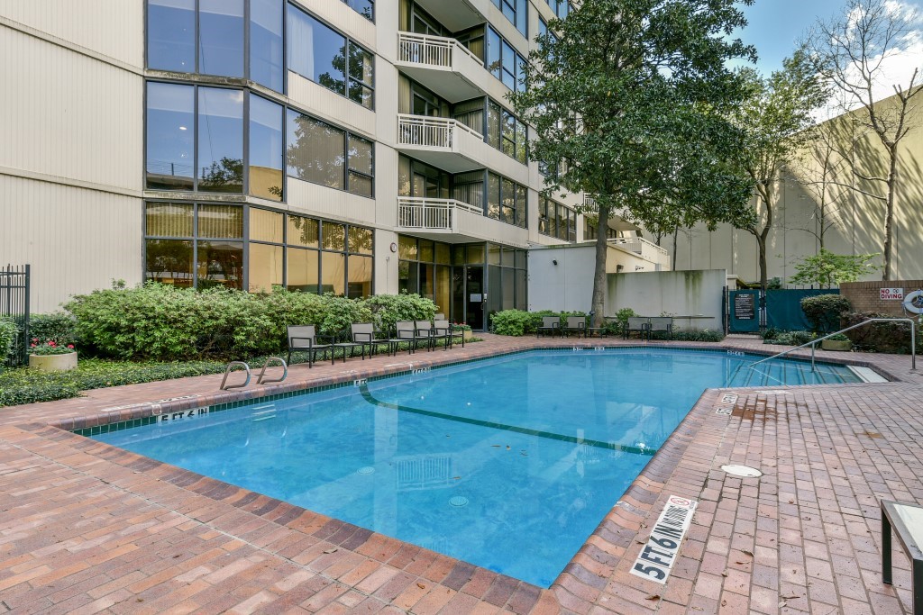 The pool at 14 Greenway. - If you have additional questions regarding 14 Greenway Plaza  in Houston or would like to tour the property with us call 800-660-1022 and reference MLS# 26451519.