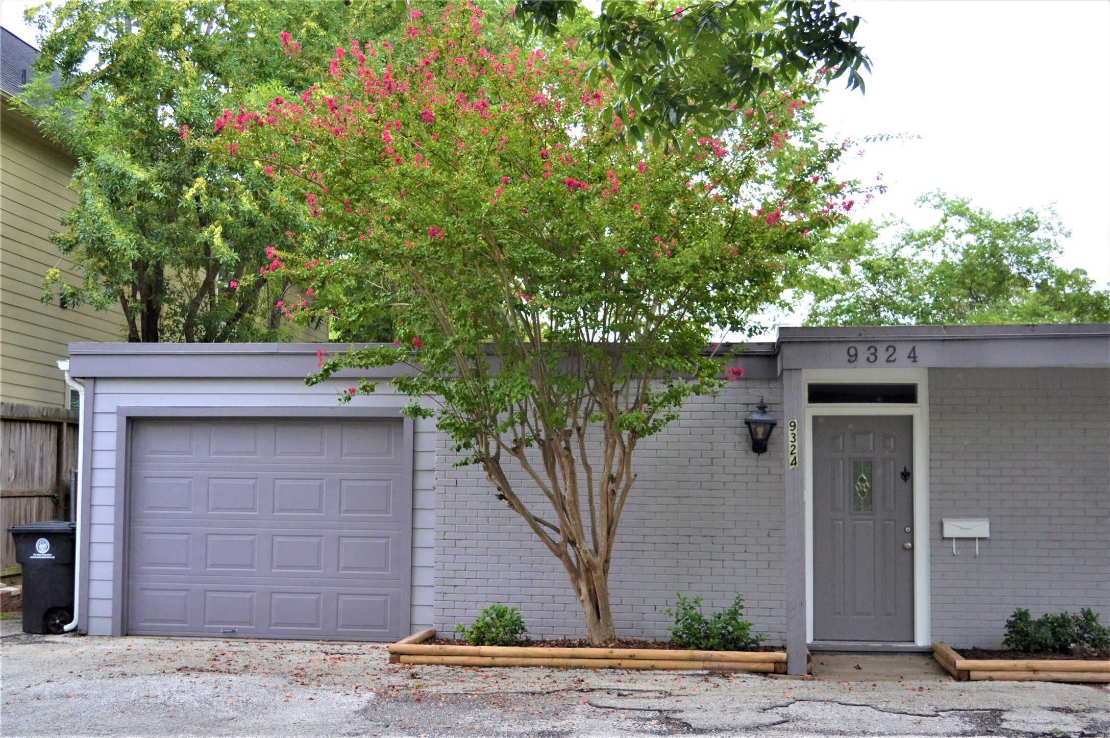 View of 9324 Olathe, with attached garage and front entry. - If you have additional questions regarding 9322 Olathe Street  in Houston or would like to tour the property with us call 800-660-1022 and reference MLS# 48770450.