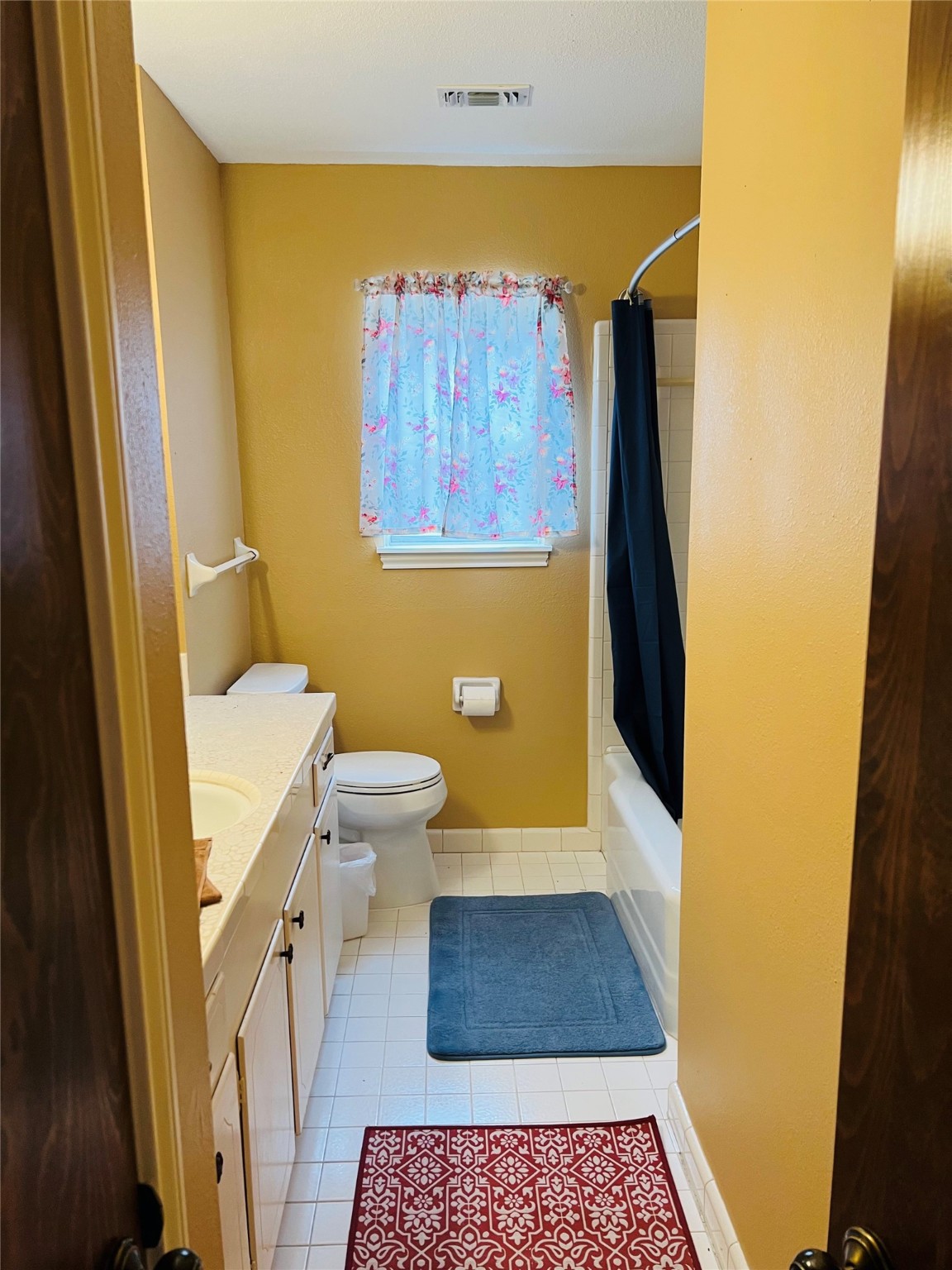 secondary bathroom with shower/tub combo - If you have additional questions regarding 8503 Sharpcrest Street  in Houston or would like to tour the property with us call 800-660-1022 and reference MLS# 77150431.