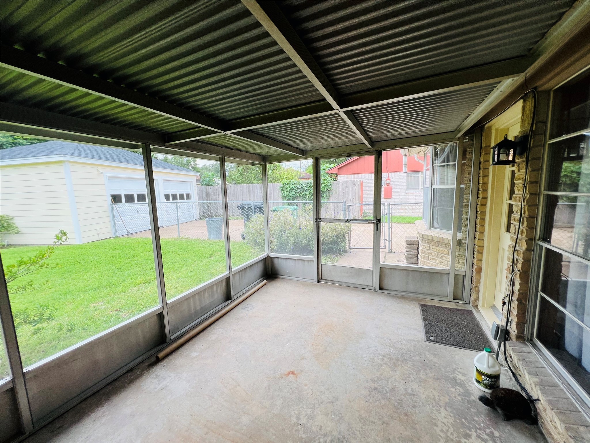 screened in porch - If you have additional questions regarding 8503 Sharpcrest Street  in Houston or would like to tour the property with us call 800-660-1022 and reference MLS# 77150431.
