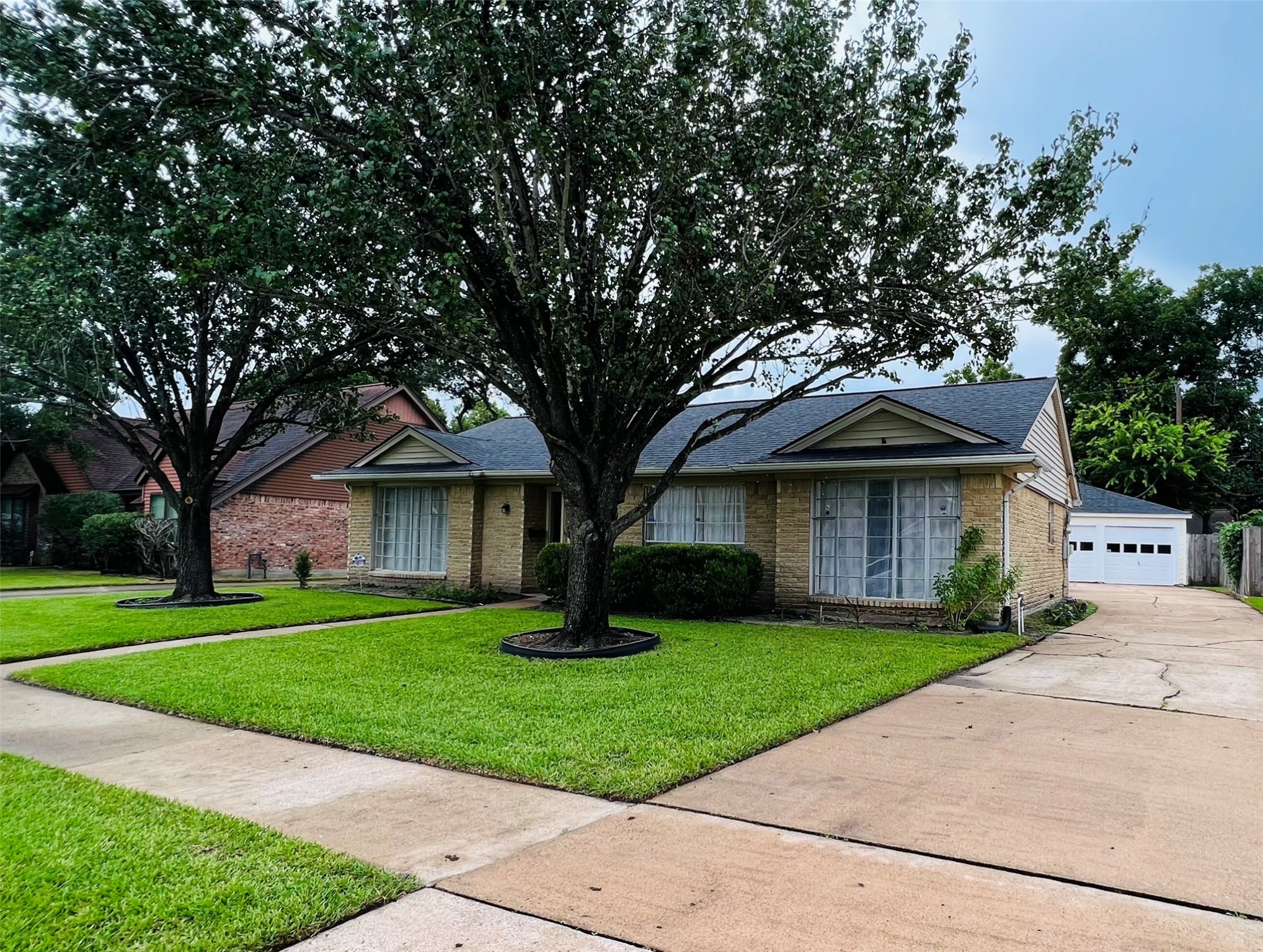 long driveway to detached garage - If you have additional questions regarding 8503 Sharpcrest Street  in Houston or would like to tour the property with us call 800-660-1022 and reference MLS# 77150431.