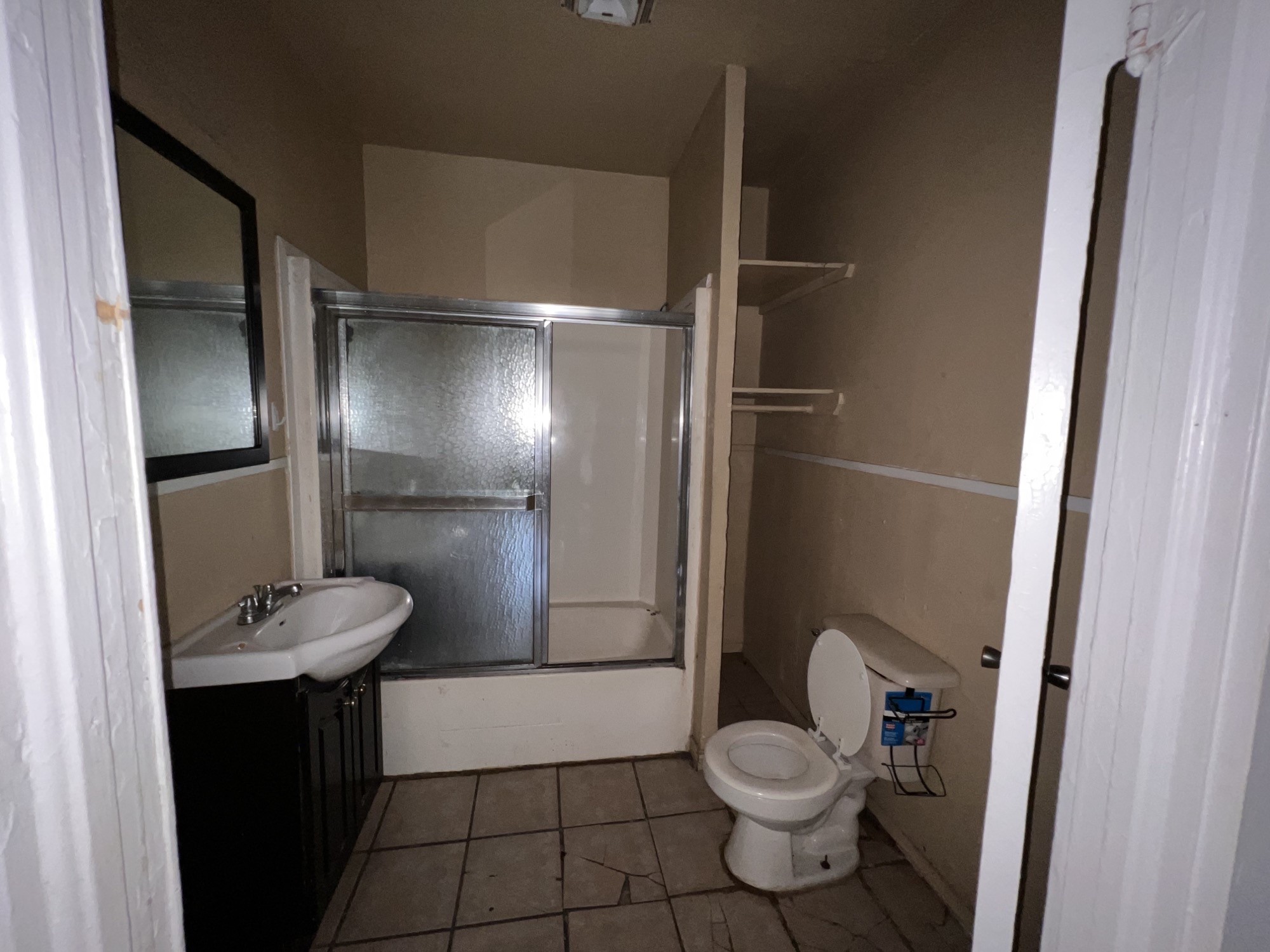 Full bathroom - If you have additional questions regarding 224 Everton Street  in Houston or would like to tour the property with us call 800-660-1022 and reference MLS# 66691578.