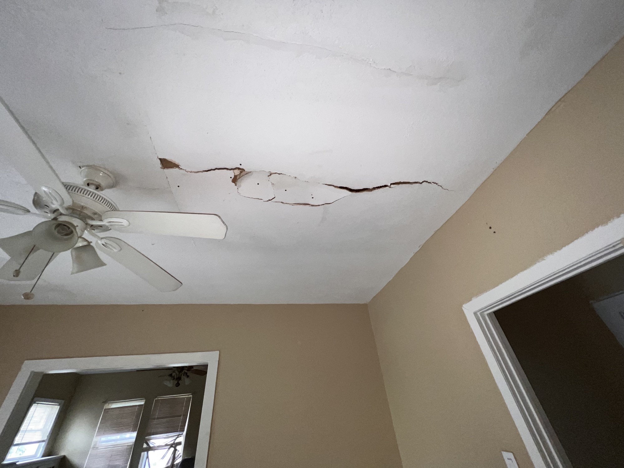 damage ceiling in dining room - If you have additional questions regarding 224 Everton Street  in Houston or would like to tour the property with us call 800-660-1022 and reference MLS# 66691578.