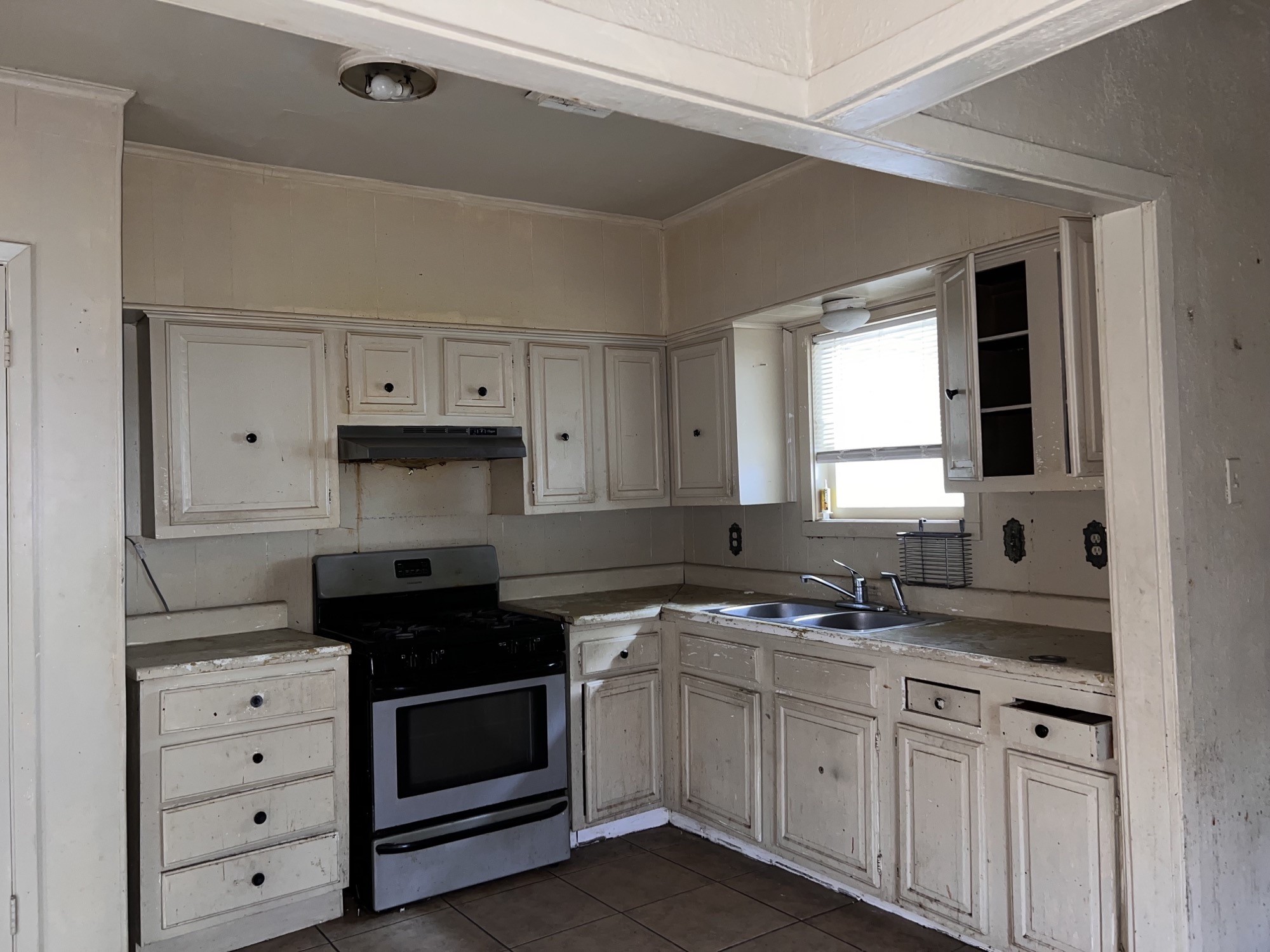 Kitchen - If you have additional questions regarding 224 Everton Street  in Houston or would like to tour the property with us call 800-660-1022 and reference MLS# 66691578.