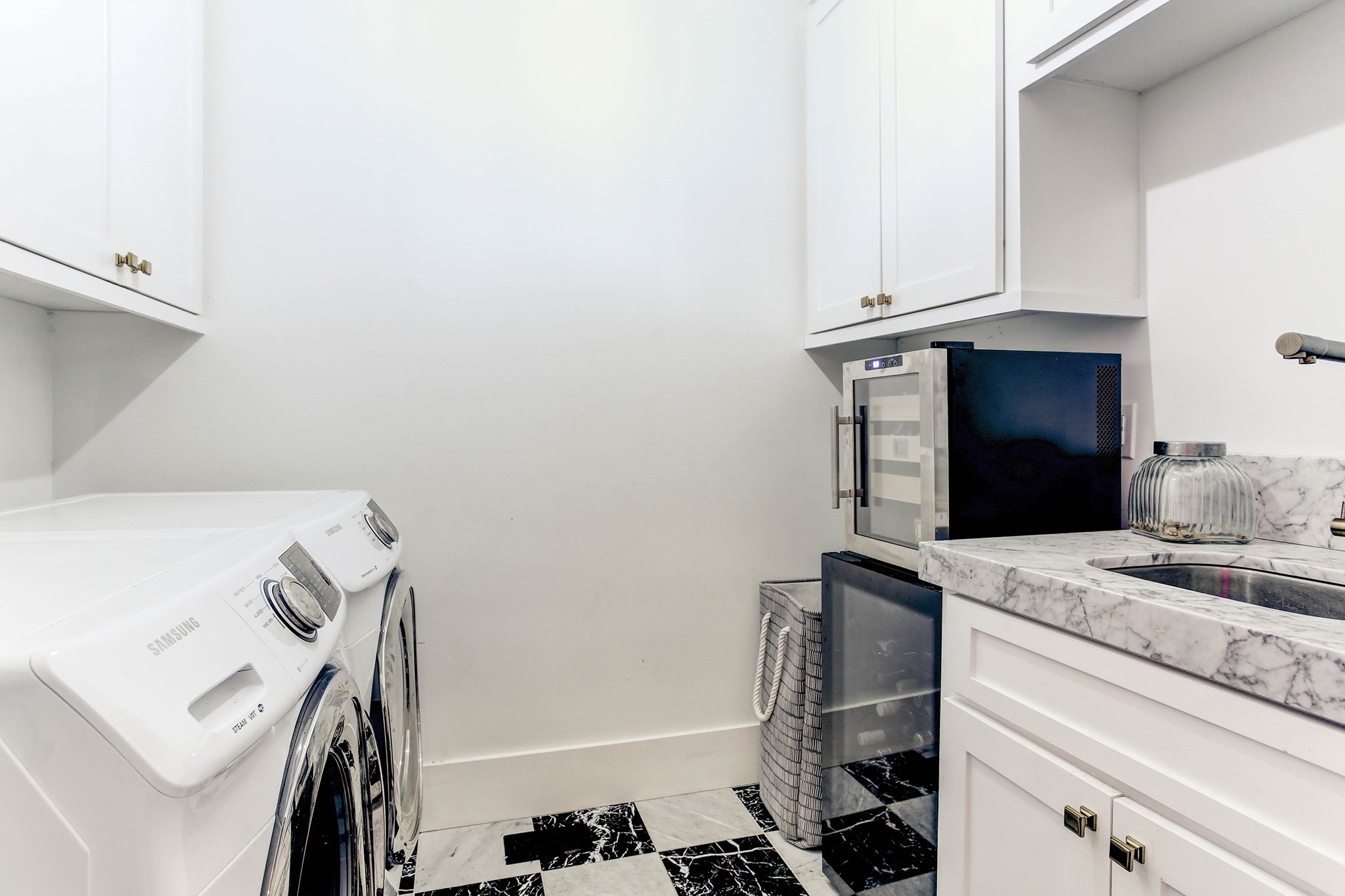 Laundry room in the main house. - If you have additional questions regarding 204 Stratford Street  in Houston or would like to tour the property with us call 800-660-1022 and reference MLS# 27628379.