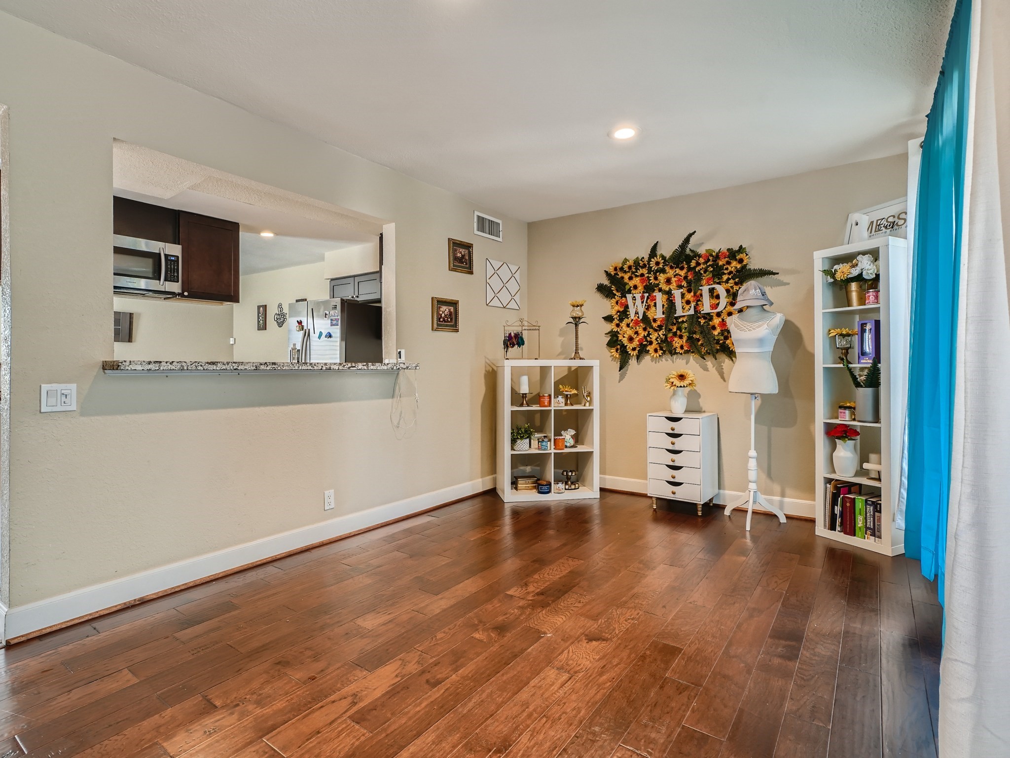 Dining Room - If you have additional questions regarding 1347 Chardonnay Drive  in Houston or would like to tour the property with us call 800-660-1022 and reference MLS# 46794948.