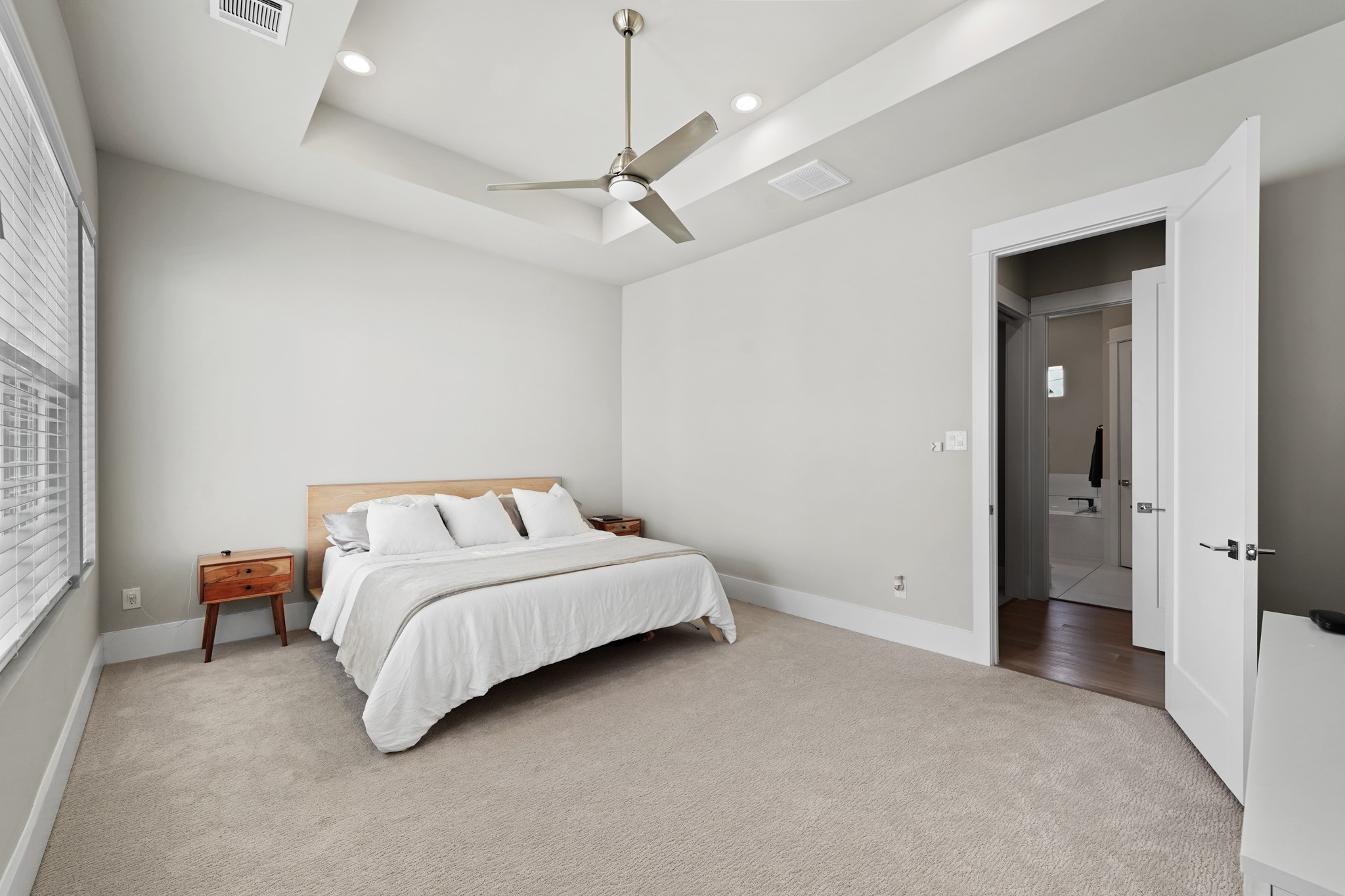 Specious Master-3rd floor - If you have additional questions regarding 1621 Wheeler Street  in Houston or would like to tour the property with us call 800-660-1022 and reference MLS# 9432428.