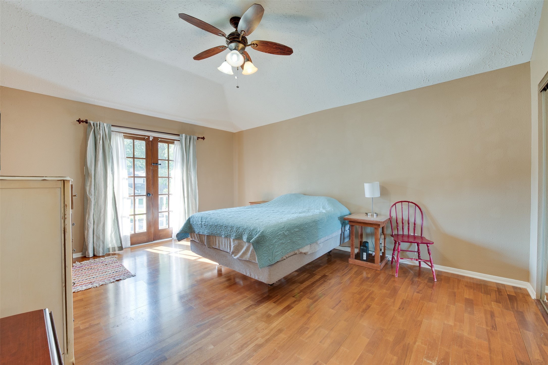 If you have additional questions regarding 2811 Creek Manor Drive  in Houston or would like to tour the property with us call 800-660-1022 and reference MLS# 67796717.