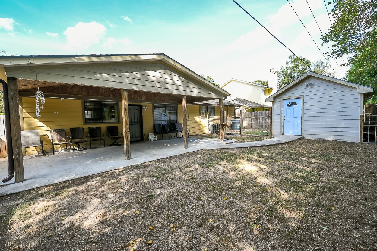 Large size backyard with cover patio - If you have additional questions regarding 6606 Lewiston Street  in Houston or would like to tour the property with us call 800-660-1022 and reference MLS# 50311995.