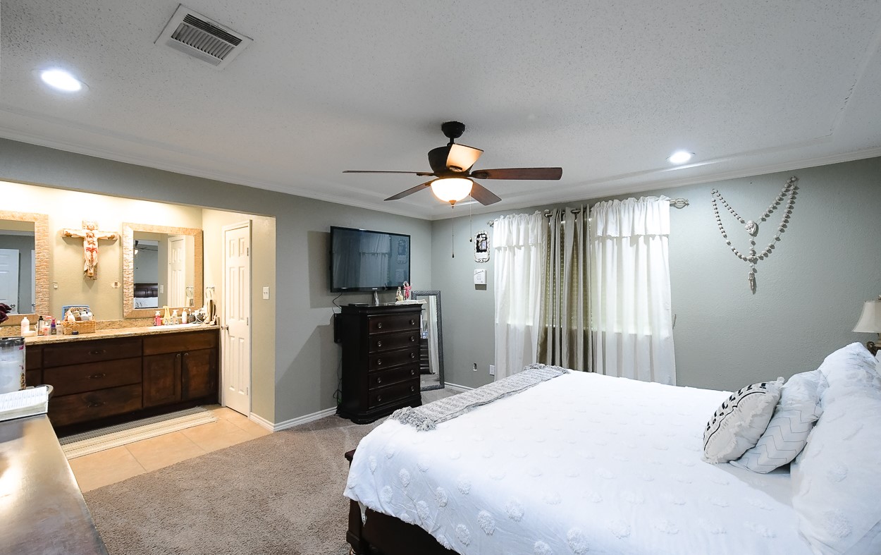 another view of the primary bedroom - If you have additional questions regarding 6606 Lewiston Street  in Houston or would like to tour the property with us call 800-660-1022 and reference MLS# 50311995.