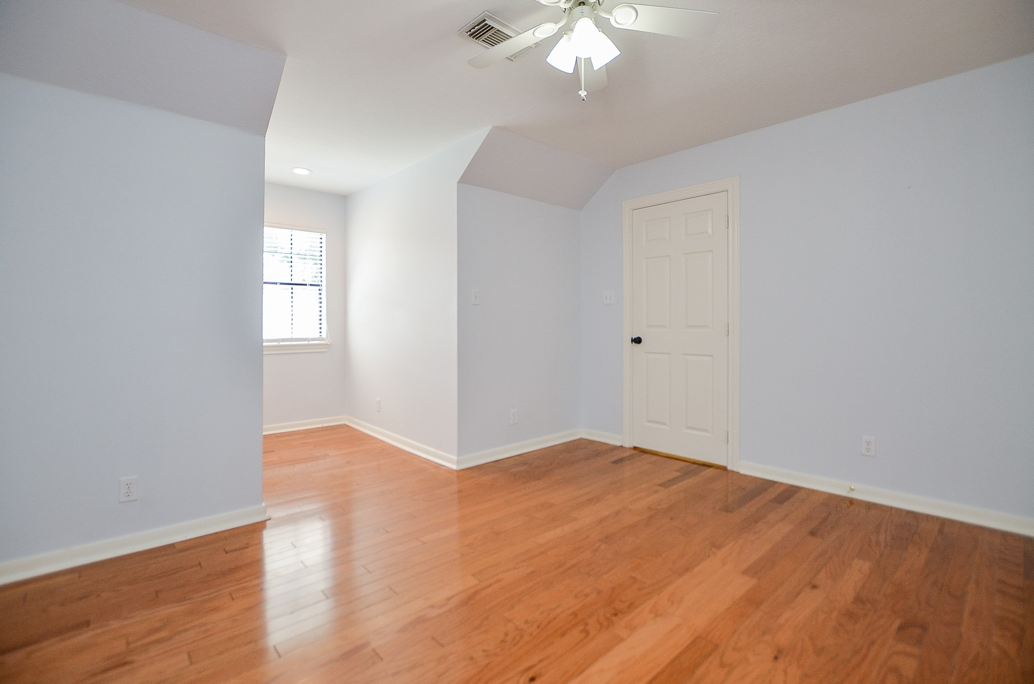 The 4th bedroom upstairs also has a ceiling/light fan and is next to the 3rd full bath upstairs for easy access. - If you have additional questions regarding 5538 Honor Drive  in Houston or would like to tour the property with us call 800-660-1022 and reference MLS# 55987326.