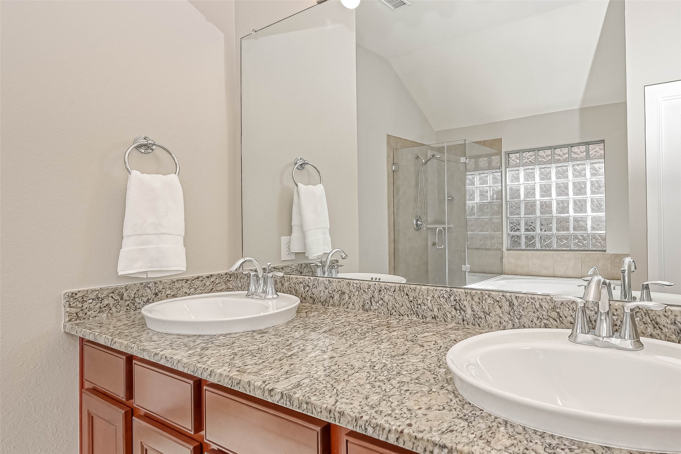Primary bath with double sinks - If you have additional questions regarding 5531 Barleycorn Lane  in Katy or would like to tour the property with us call 800-660-1022 and reference MLS# 26035060.
