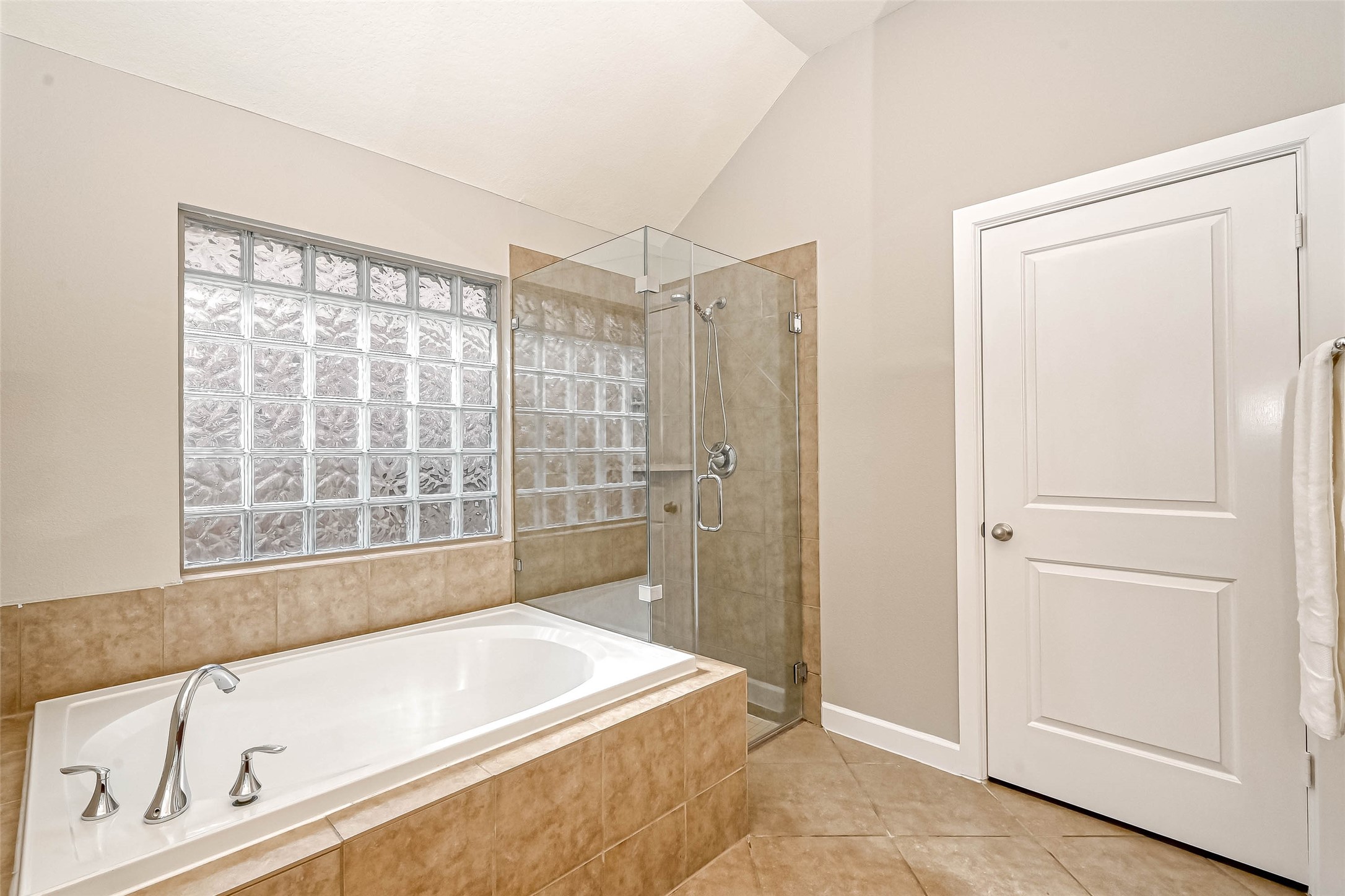 Primary bath with separate, frameless shower and soaking tub - If you have additional questions regarding 5531 Barleycorn Lane  in Katy or would like to tour the property with us call 800-660-1022 and reference MLS# 26035060.