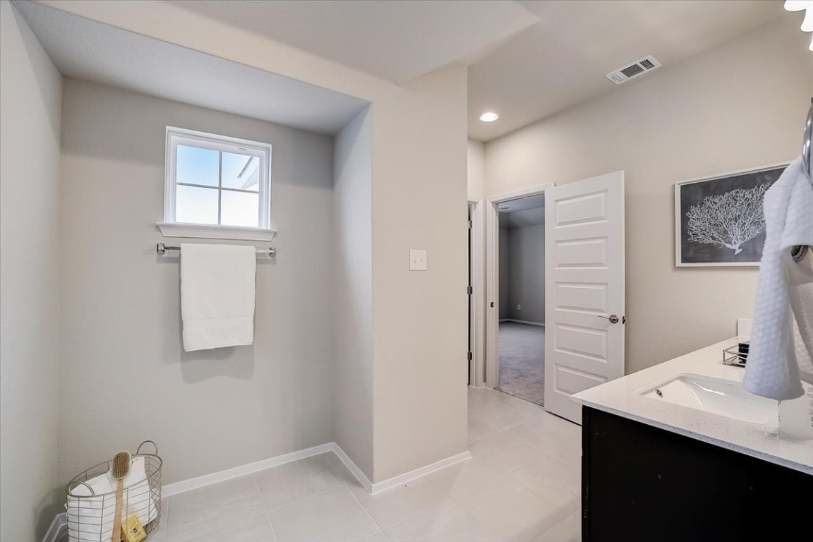 Master bath: Dual vanities and a walk-in closet make the master bath a true retreat - If you have additional questions regarding 5629 Respinto Drive  in Austin or would like to tour the property with us call 800-660-1022 and reference MLS# 8807124.