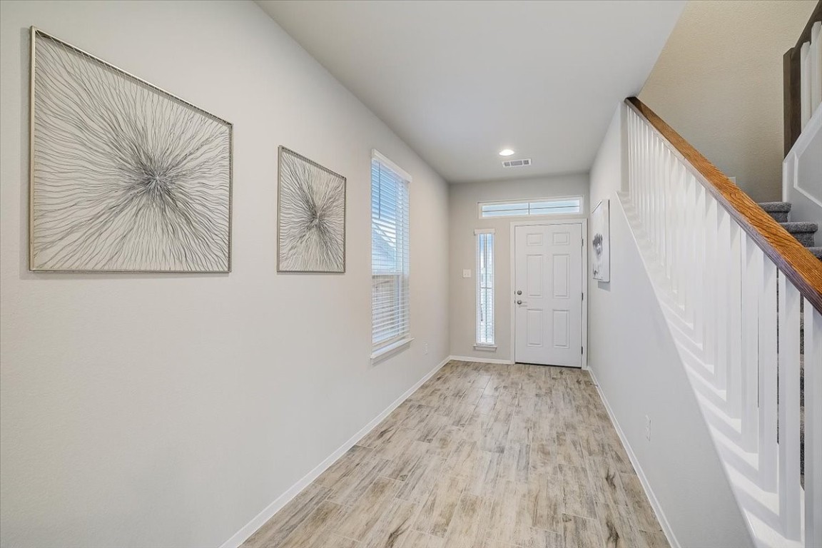 Entrance foyer: Welcome home! The neutral paint tones create a fresh and inviting atmosphere. - If you have additional questions regarding 5629 Respinto Drive  in Austin or would like to tour the property with us call 800-660-1022 and reference MLS# 8807124.
