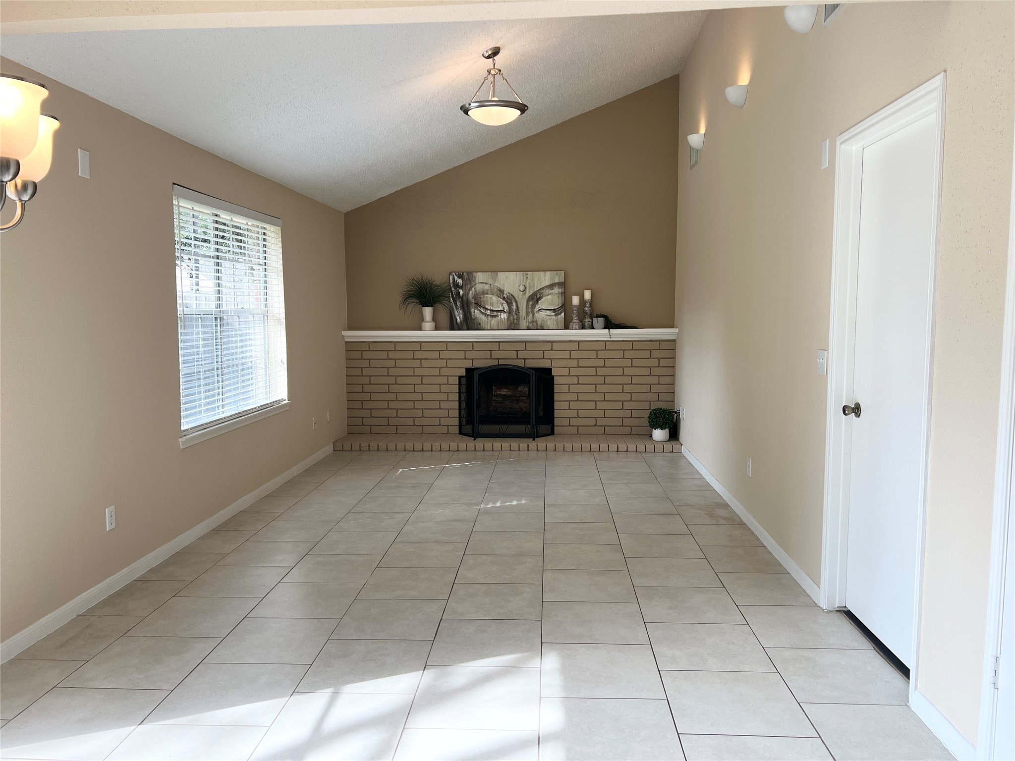 FAMILY ROOM OPEN TO KITCHEN & BREAKFAST  AREA - If you have additional questions regarding 17315 Colony Creek Drive  in Spring or would like to tour the property with us call 800-660-1022 and reference MLS# 32502190.