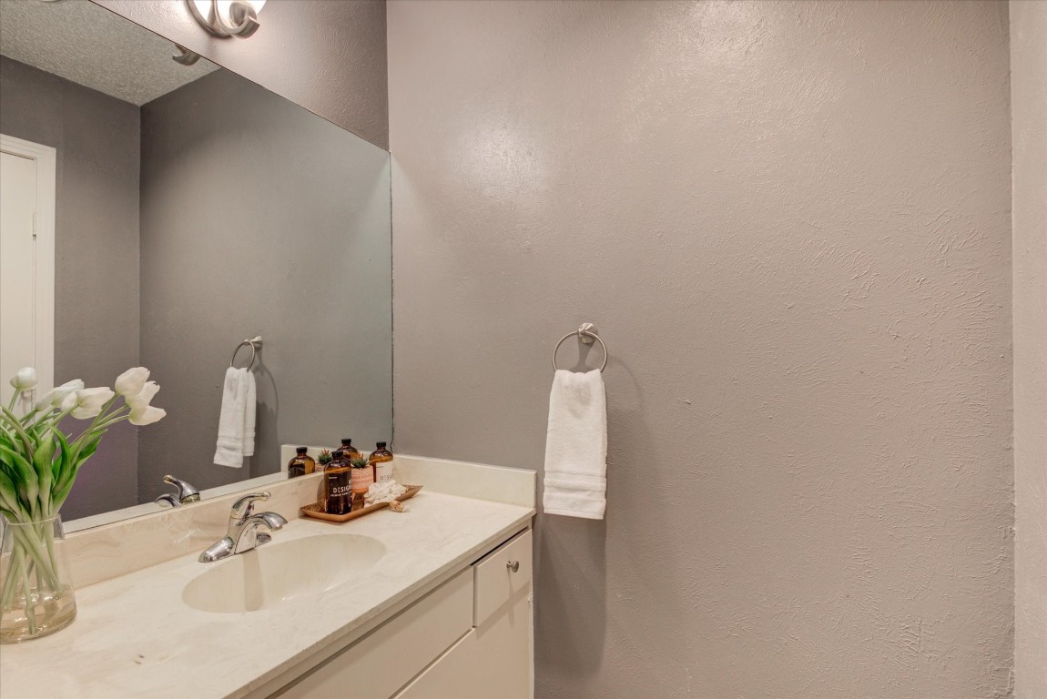 Primary full bath - If you have additional questions regarding 8909 Trone Circle  in Austin or would like to tour the property with us call 800-660-1022 and reference MLS# 3157471.