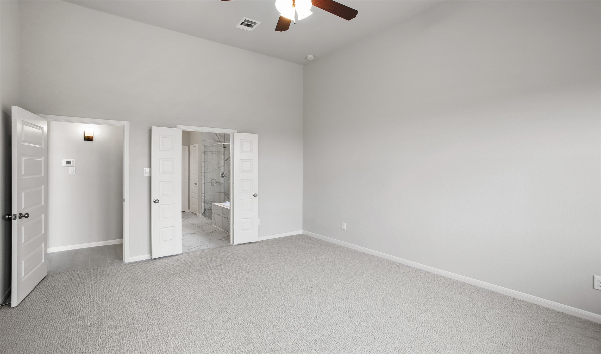 Spacious owner's suite - If you have additional questions regarding 3323 Brushy Meadow Drive  in Angleton or would like to tour the property with us call 800-660-1022 and reference MLS# 22660160.