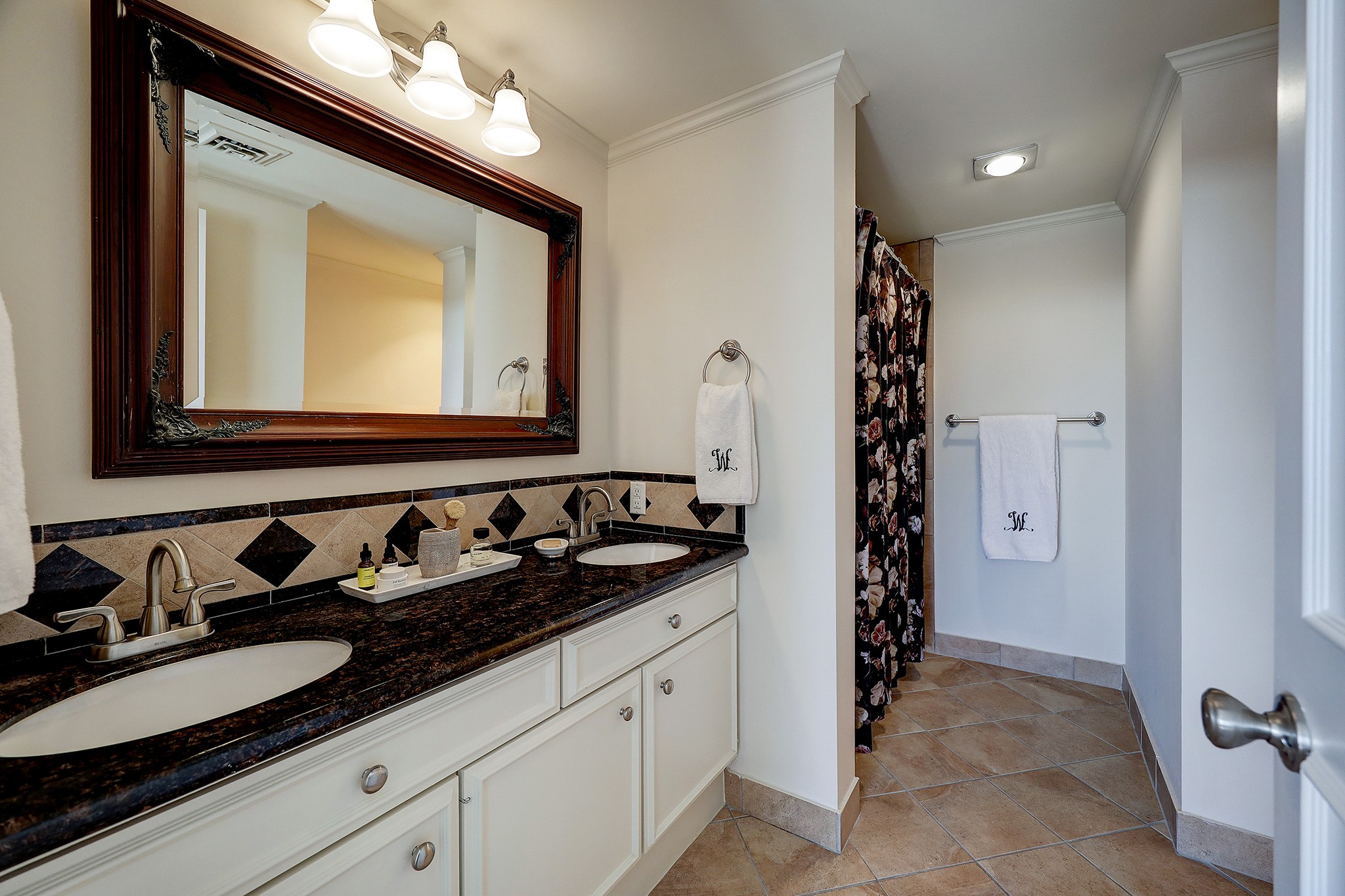 Primary bath - If you have additional questions regarding 5001 Woodway Drive  in Houston or would like to tour the property with us call 800-660-1022 and reference MLS# 88758044.