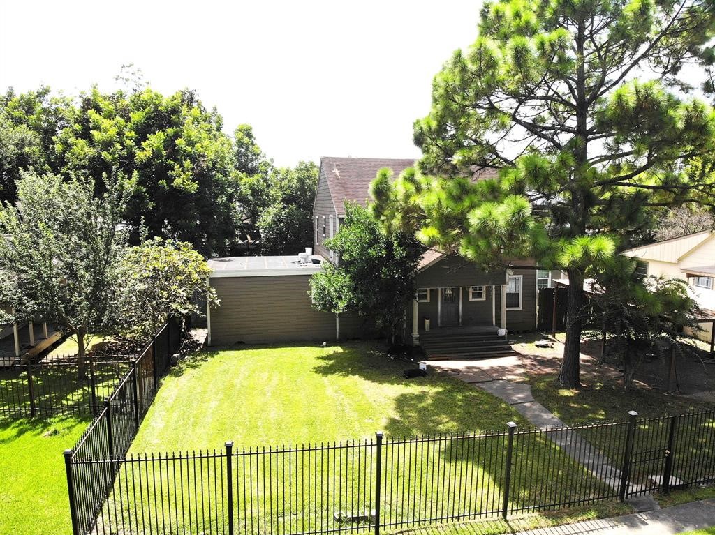 Property is fully fenced. - If you have additional questions regarding 7724 Camwood Street  in Houston or would like to tour the property with us call 800-660-1022 and reference MLS# 26127433.