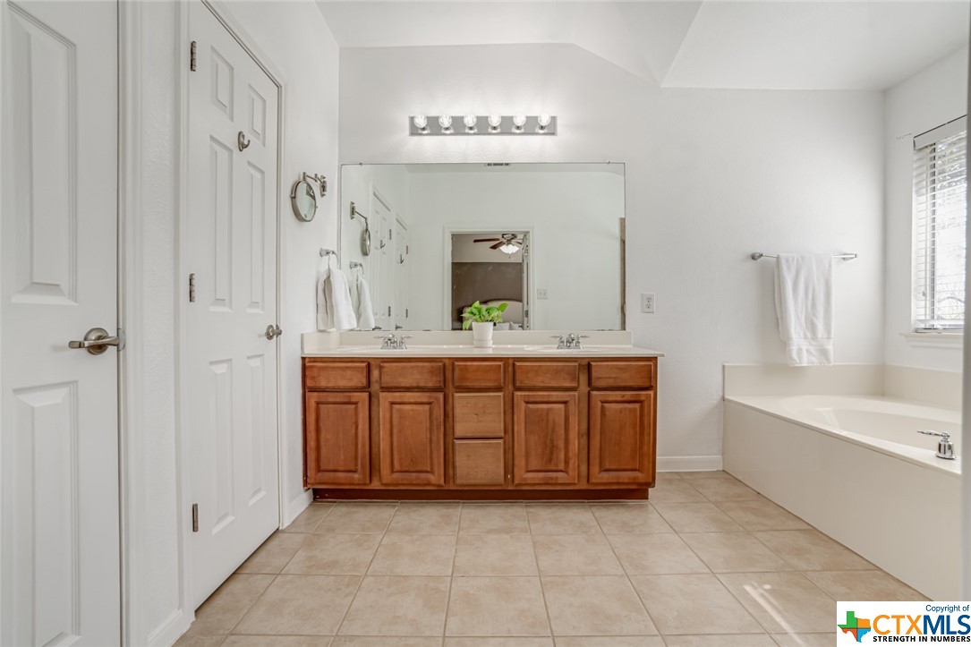 Primary Bath-Double Vanity - If you have additional questions regarding 25615 Spirea  in San Antonio or would like to tour the property with us call 800-660-1022 and reference MLS# 496563.